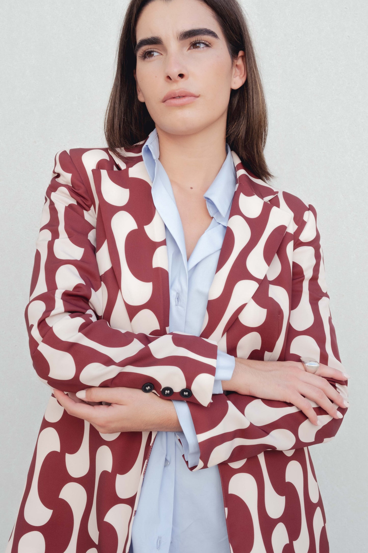 Blazer de mujer con estampado en tonos burdeos diseño español