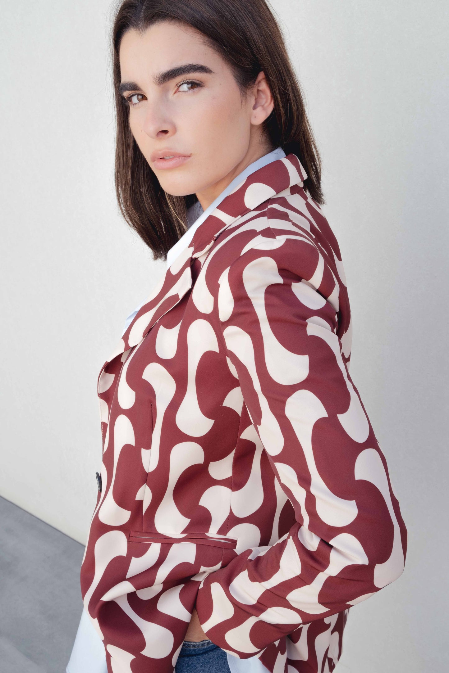 Blazer de mujer con estampado en tonos burdeos diseño español