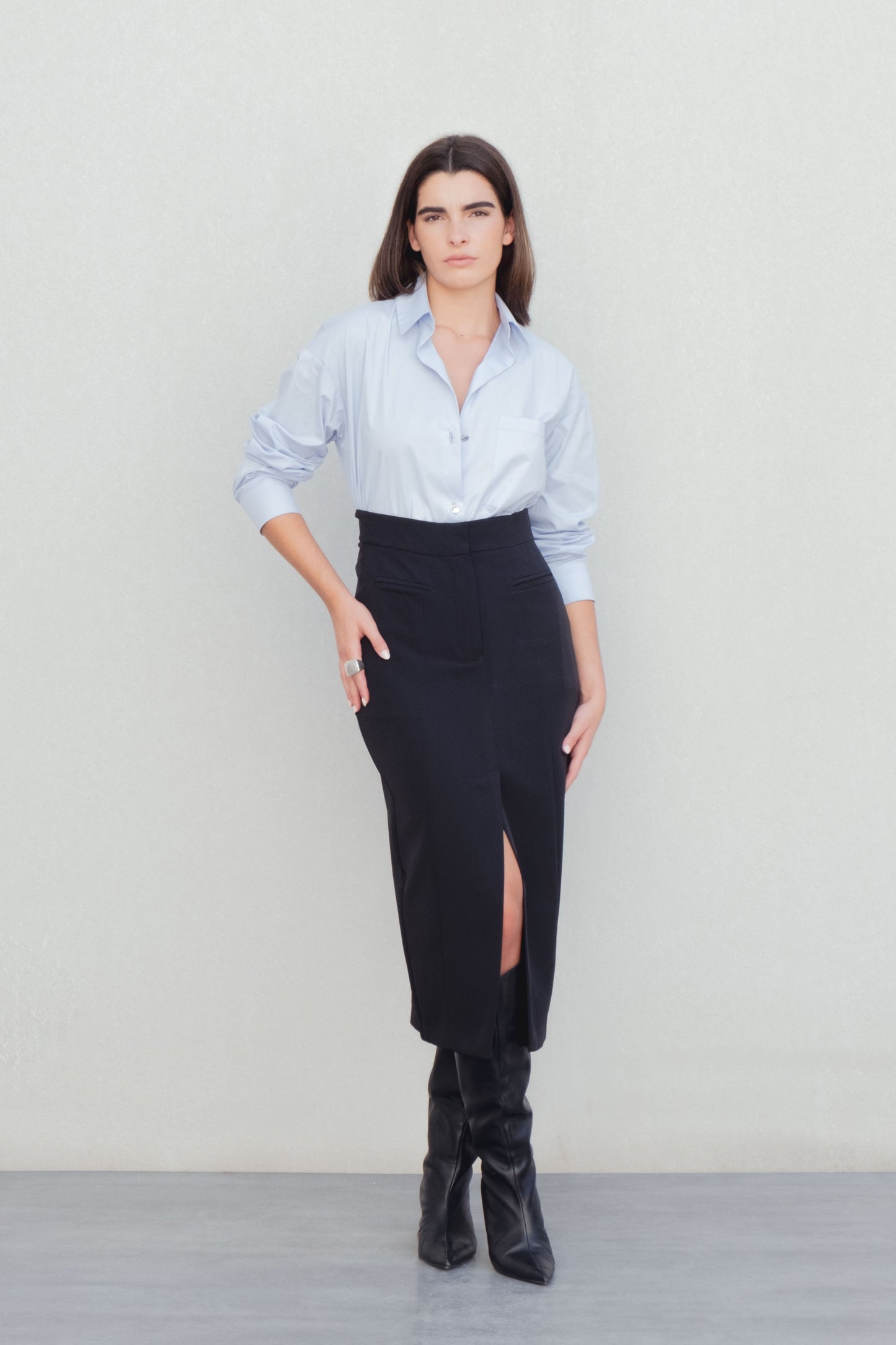 Falda midi de tubo elástica en color negro con abertura lateral en el bajo