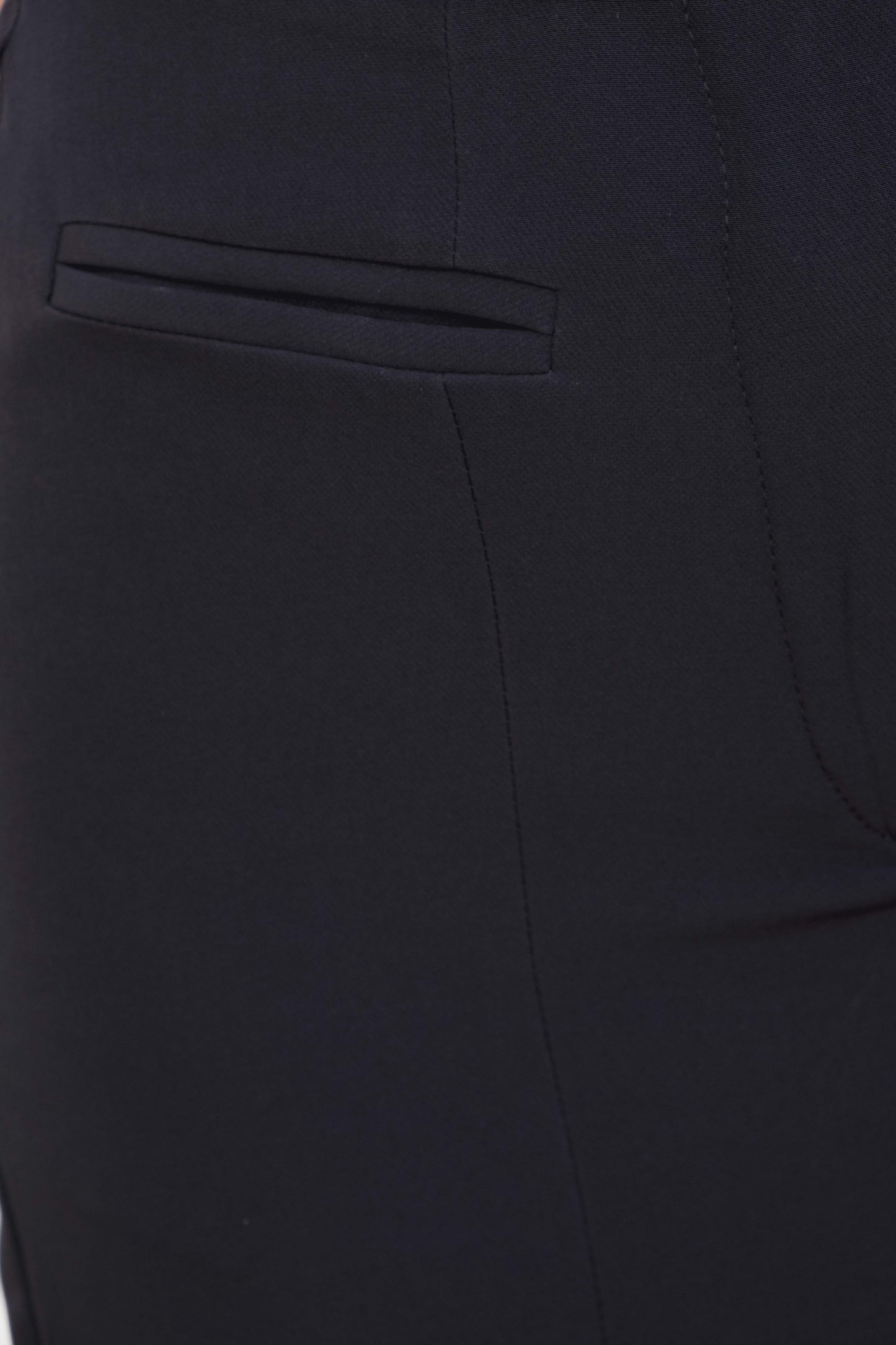 Falda midi de tubo elástica en color negro con abertura lateral en el bajo
