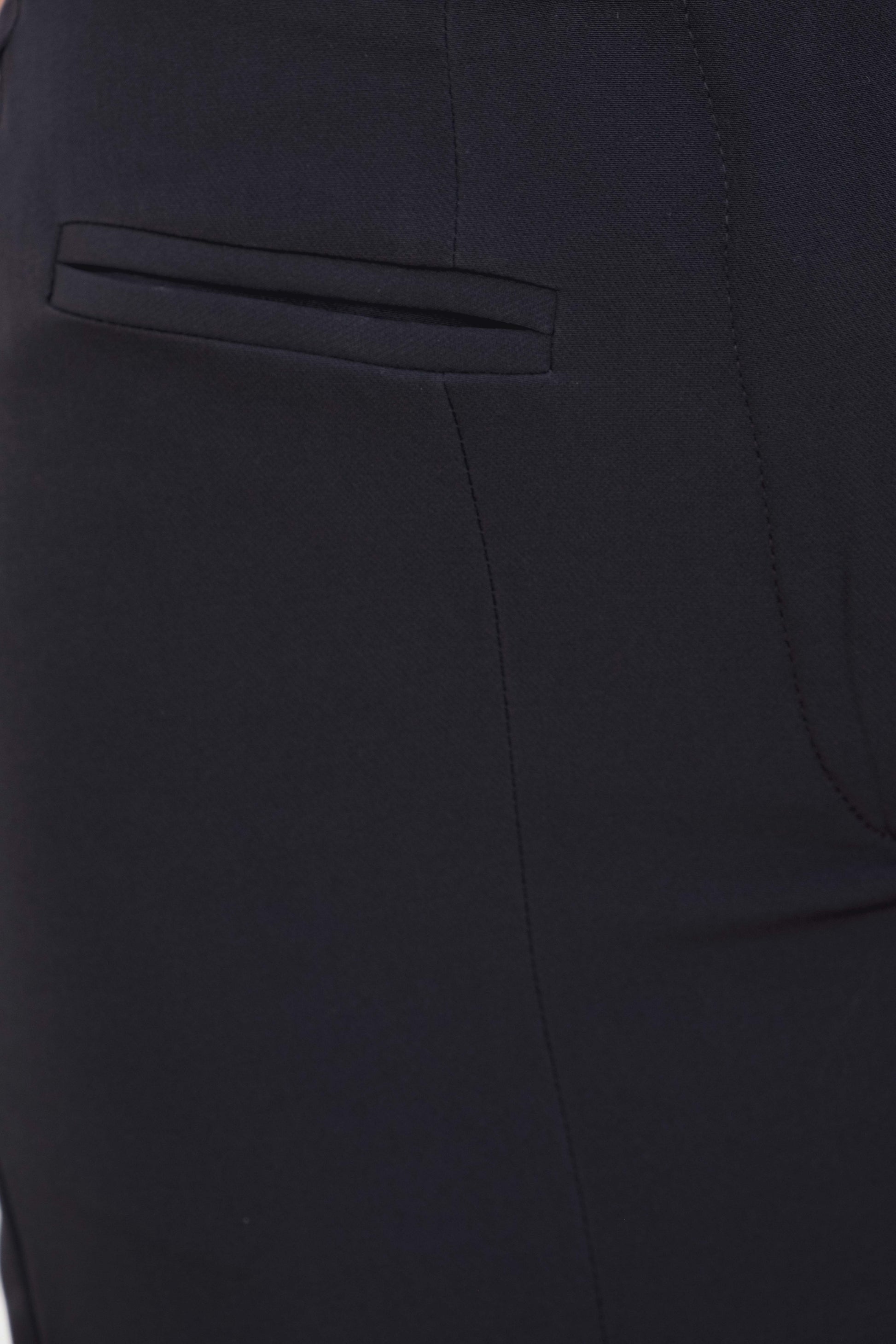 Falda midi de tubo elástica en color negro con abertura lateral en el bajo