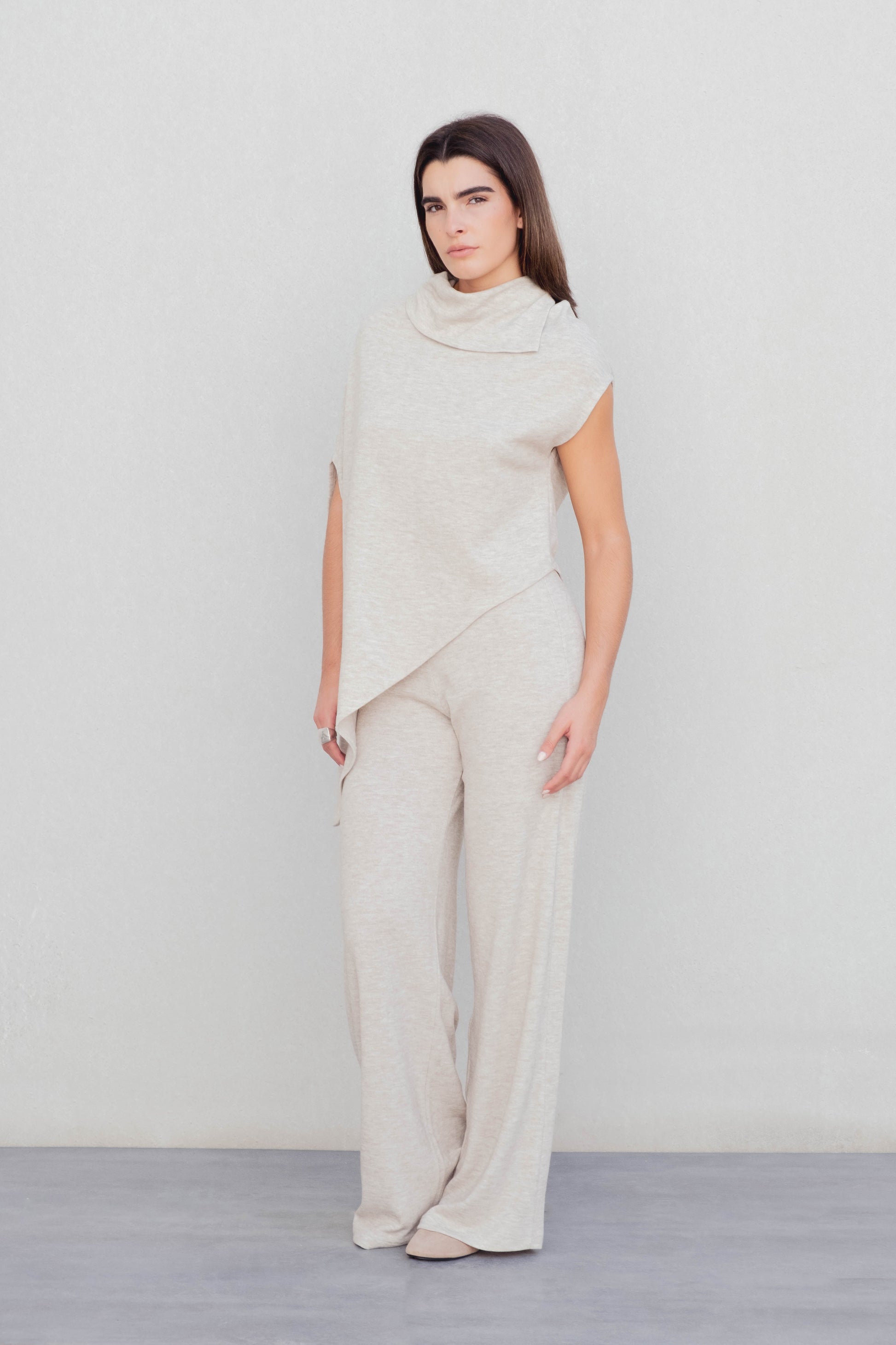 Pantalón ancho de punto beige para mujer estilo relajado diseño español