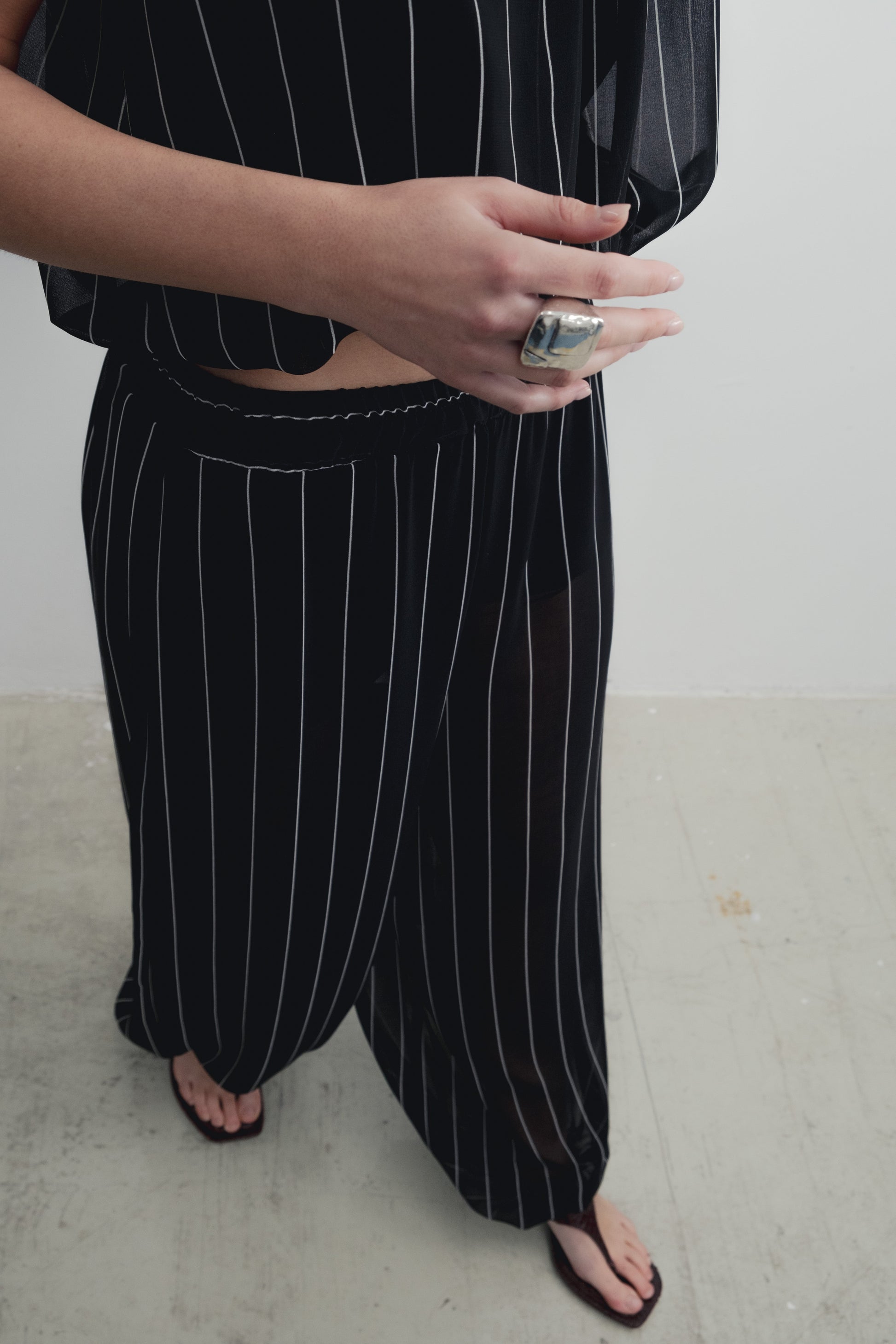 Pantalón bombacho de rayas verticales diseño español