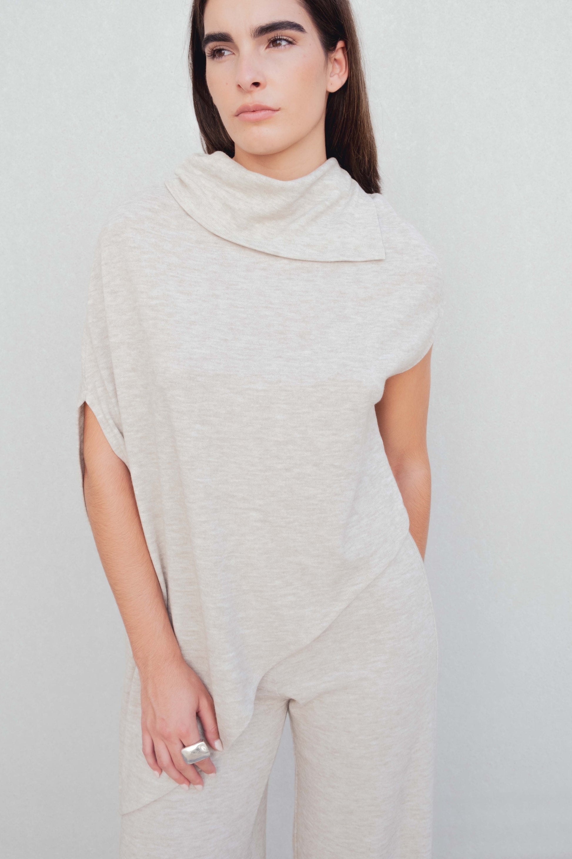 Pantalón ancho de punto beige para mujer estilo relajado diseño español