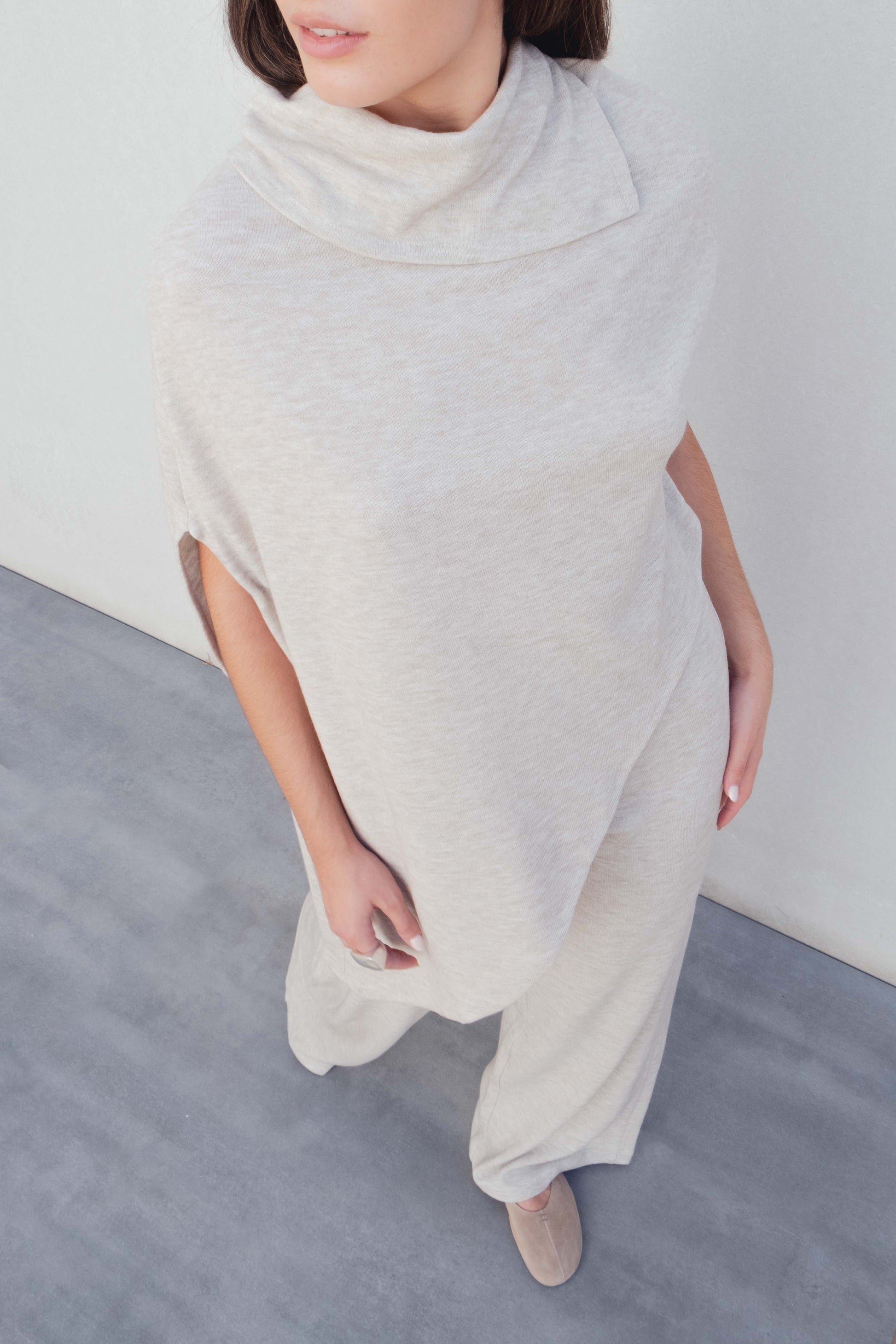 Pantalón ancho de punto beige para mujer estilo relajado diseño español