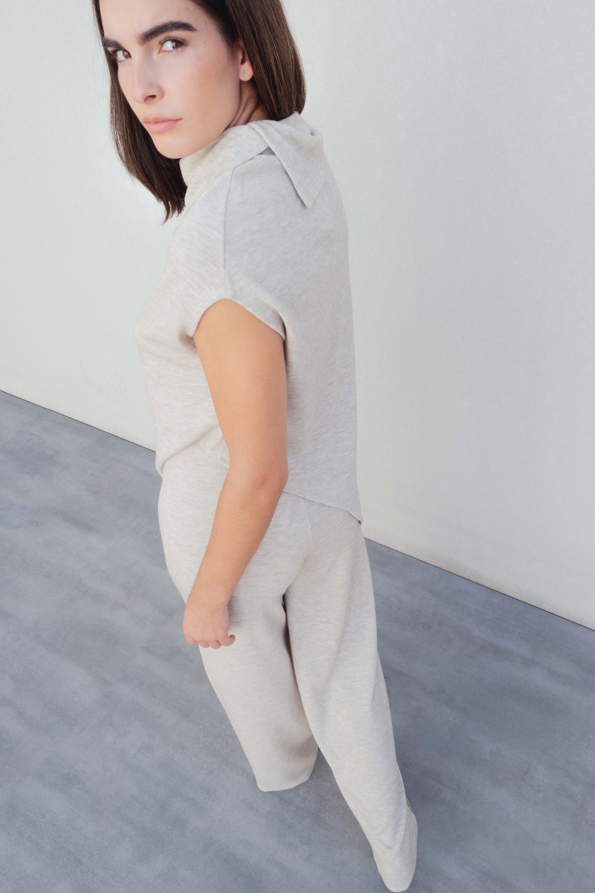 Pantalón ancho de punto beige para mujer estilo relajado diseño español