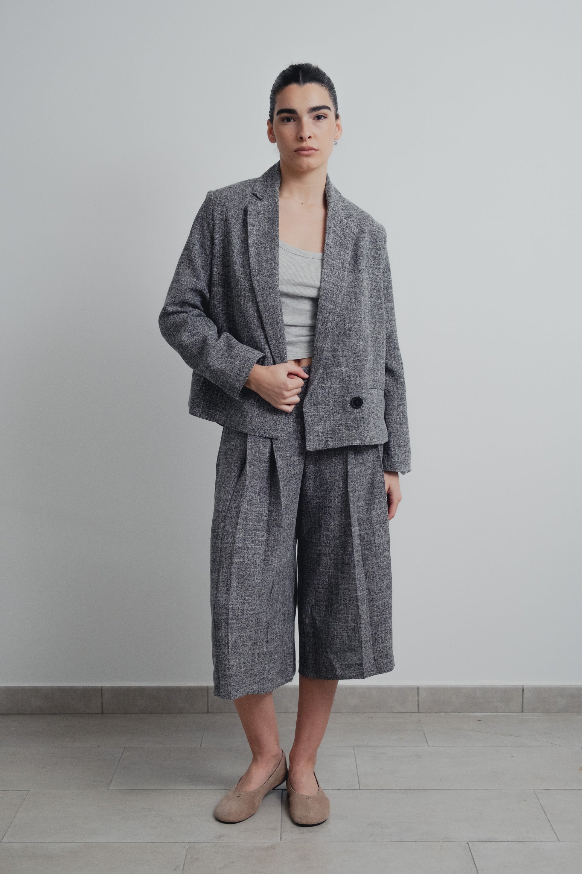 Blazer corta estructura cruzada negra diseño español