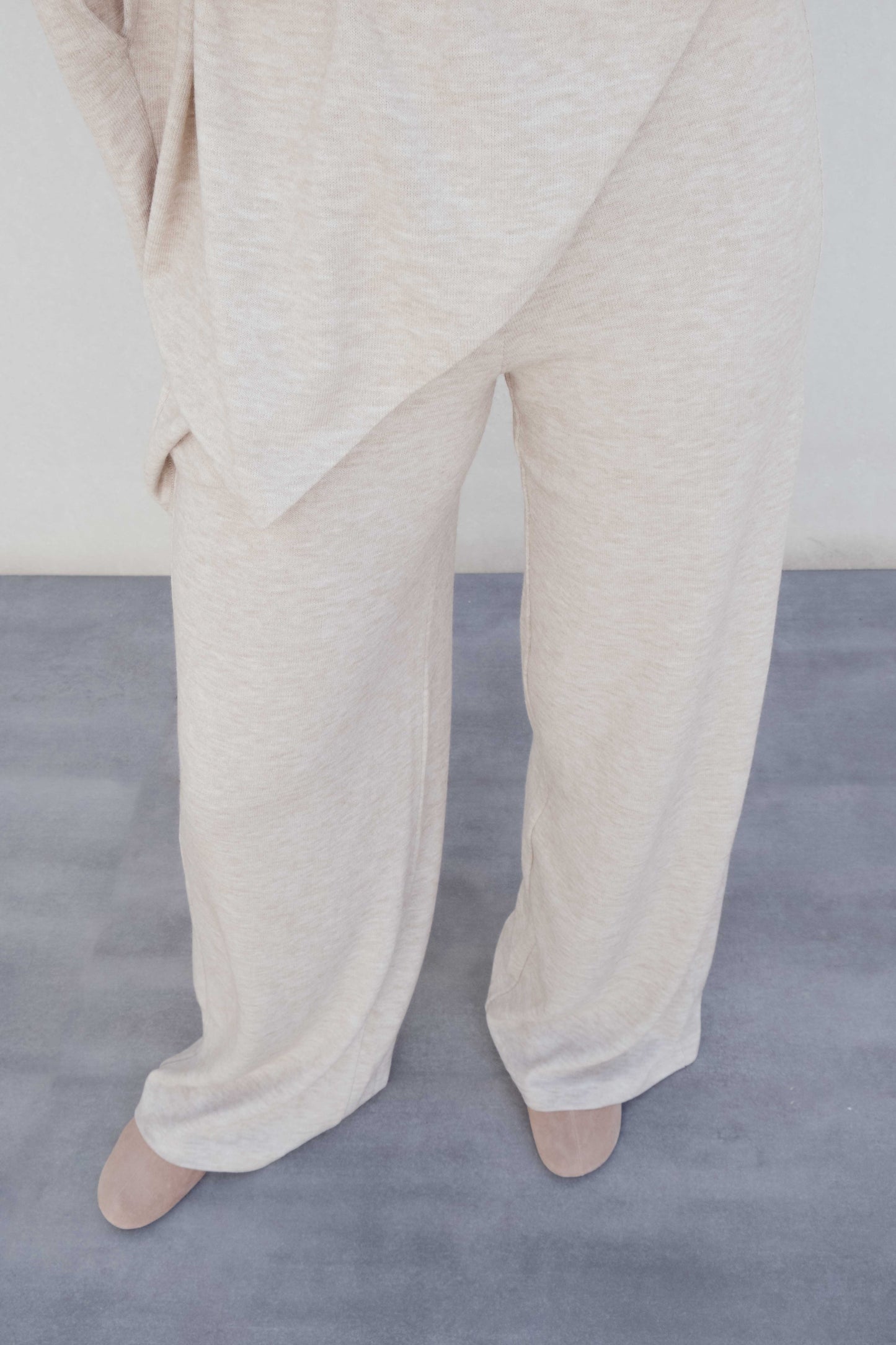 Pantalón ancho de punto beige para mujer estilo relajado diseño español