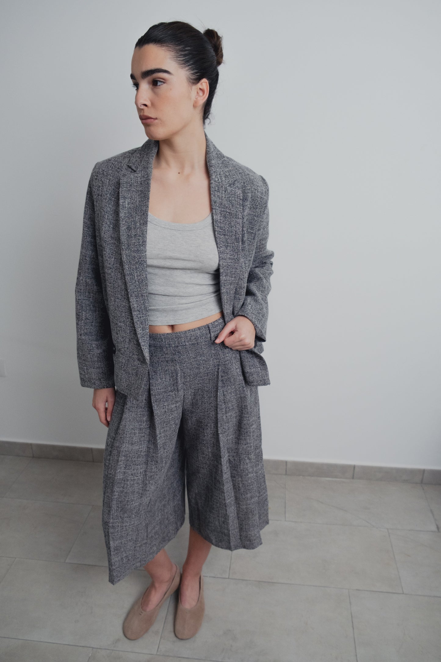 Blazer corta estructura cruzada negra diseño español