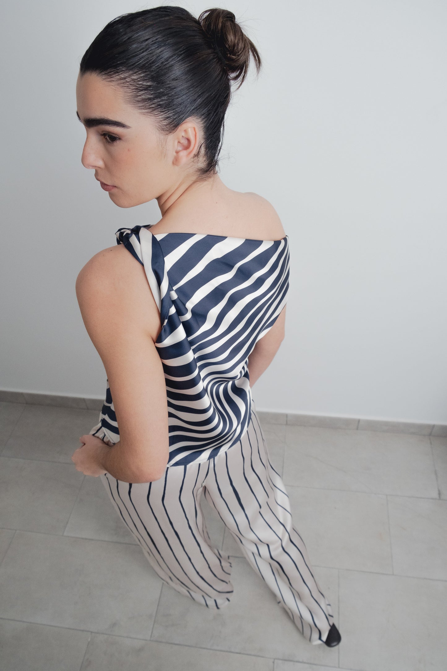 Top asimétrico rayas marino y blanco mujer