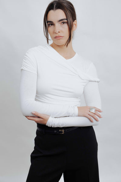 Body asimétrico de color crudo para mujer diseño minimalista