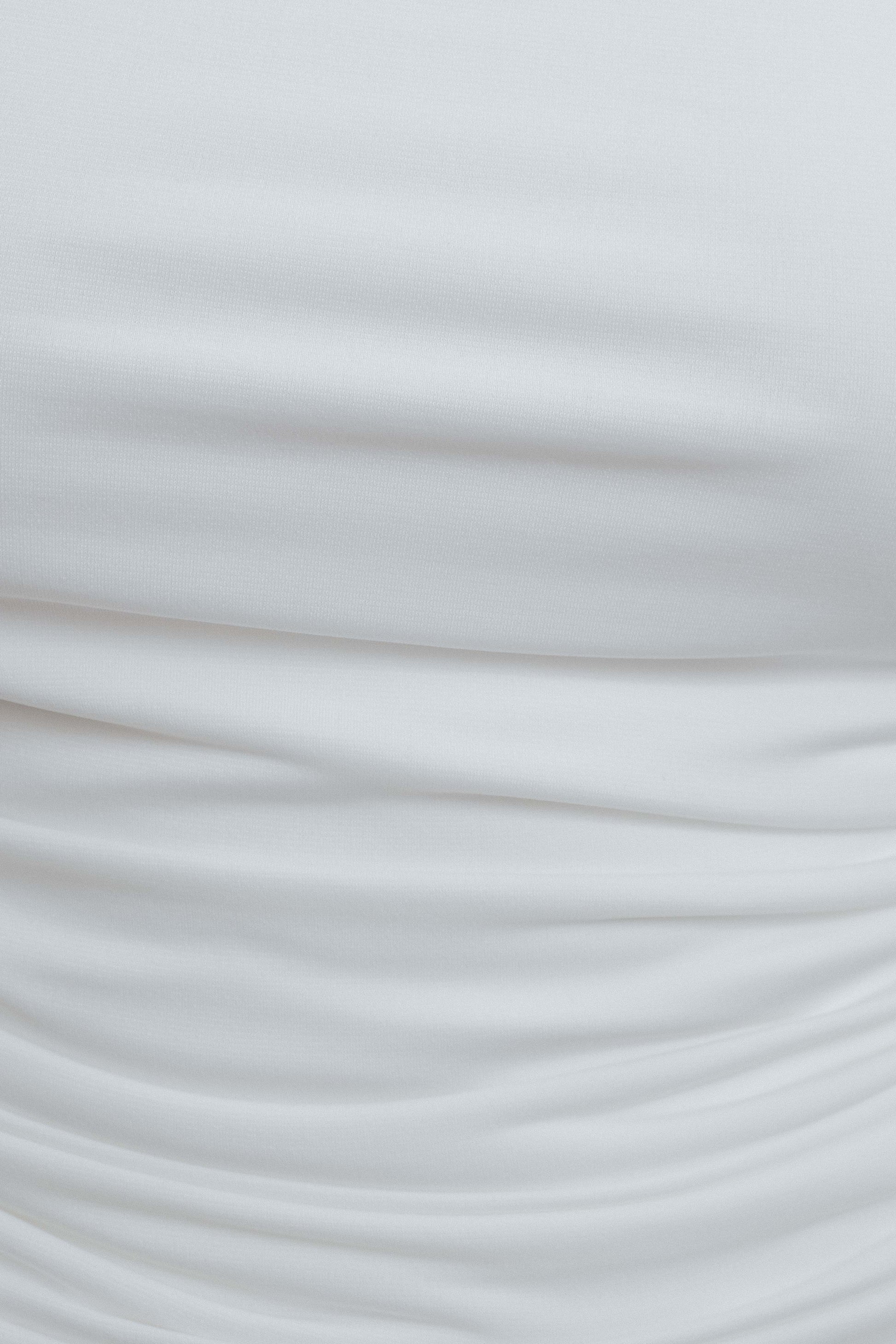 Body asimétrico de color crudo para mujer diseño minimalista