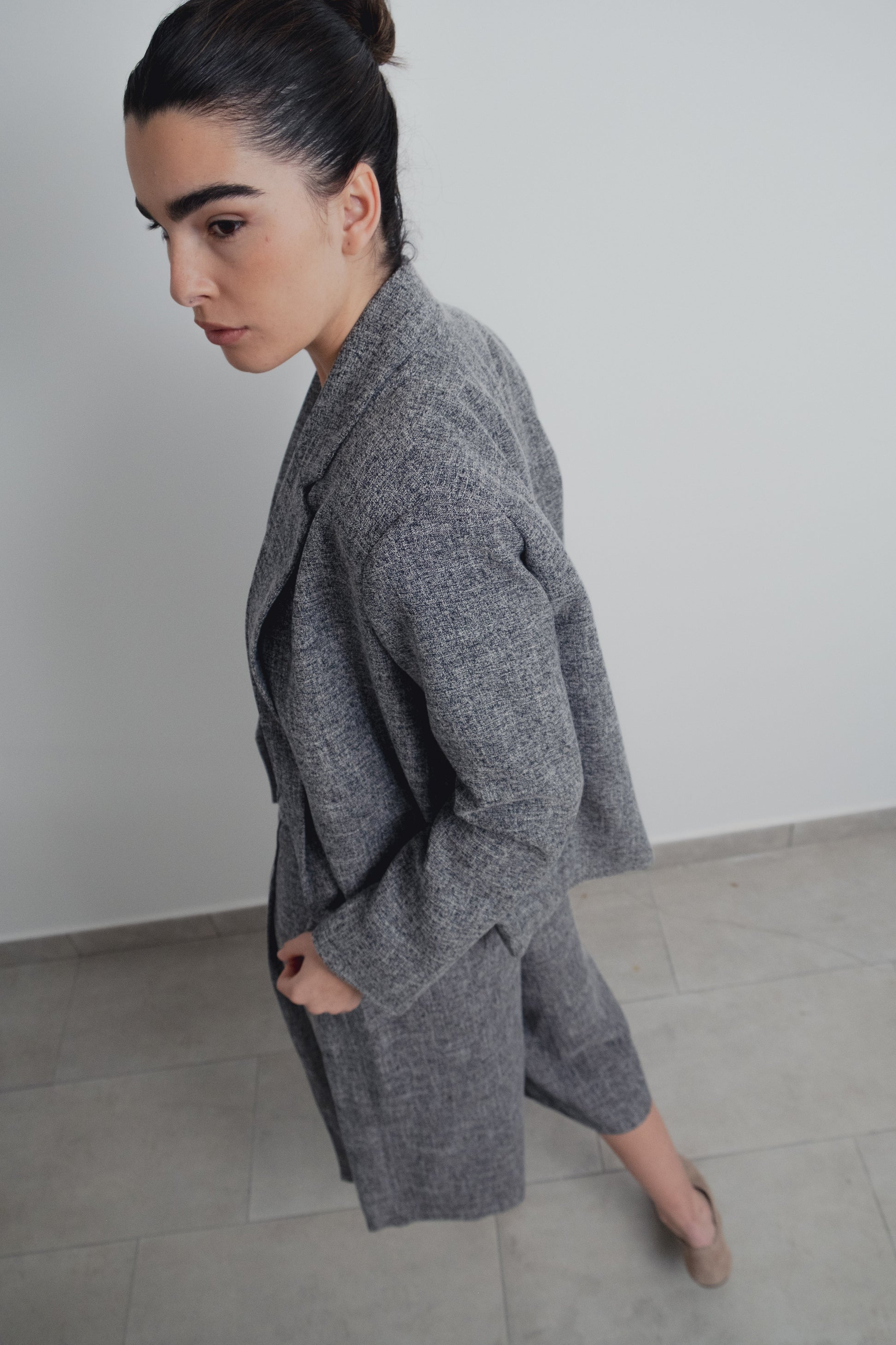 Blazer corta estructura cruzada negra diseño español