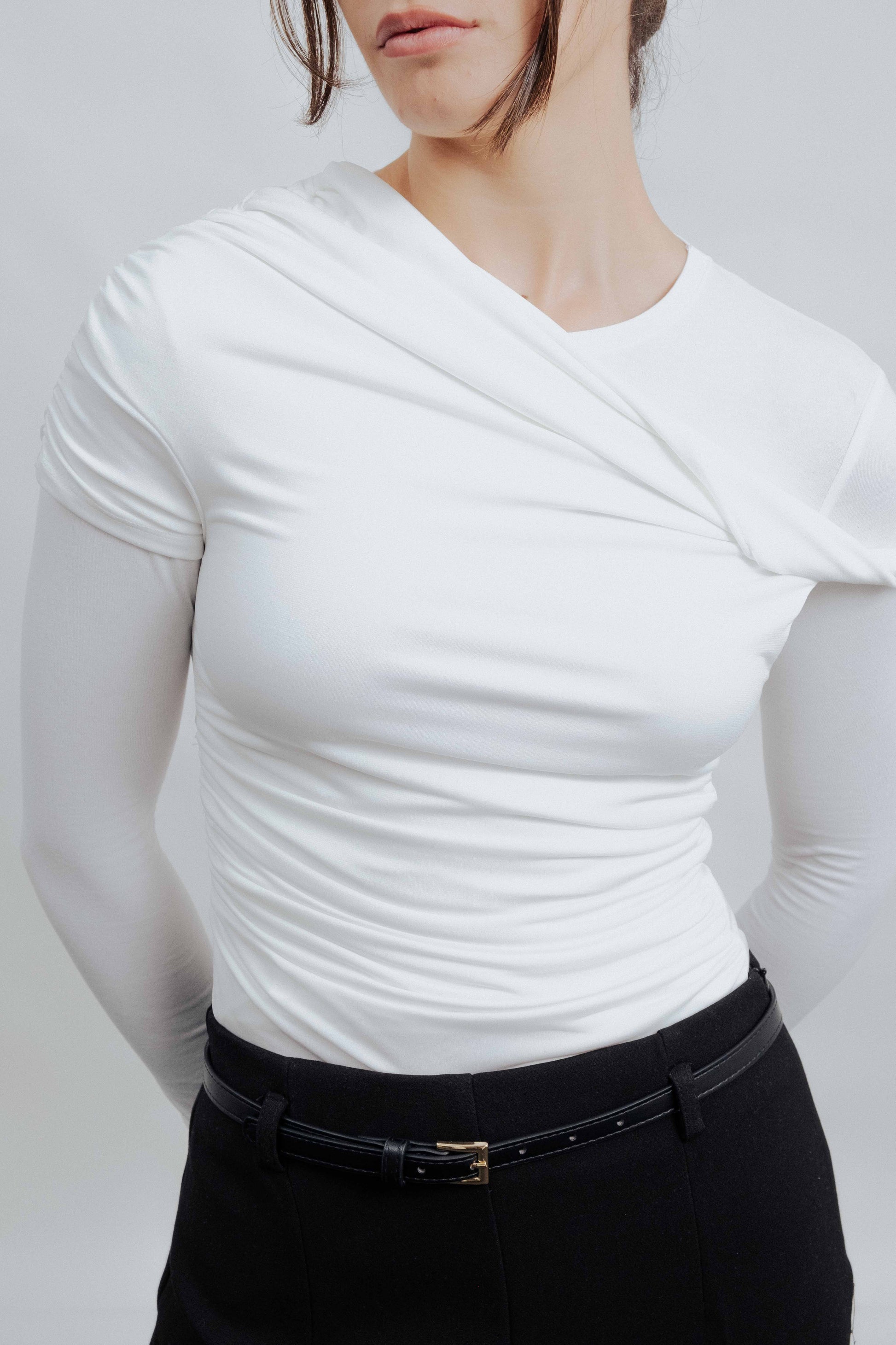 Body asimétrico de color crudo para mujer diseño minimalista