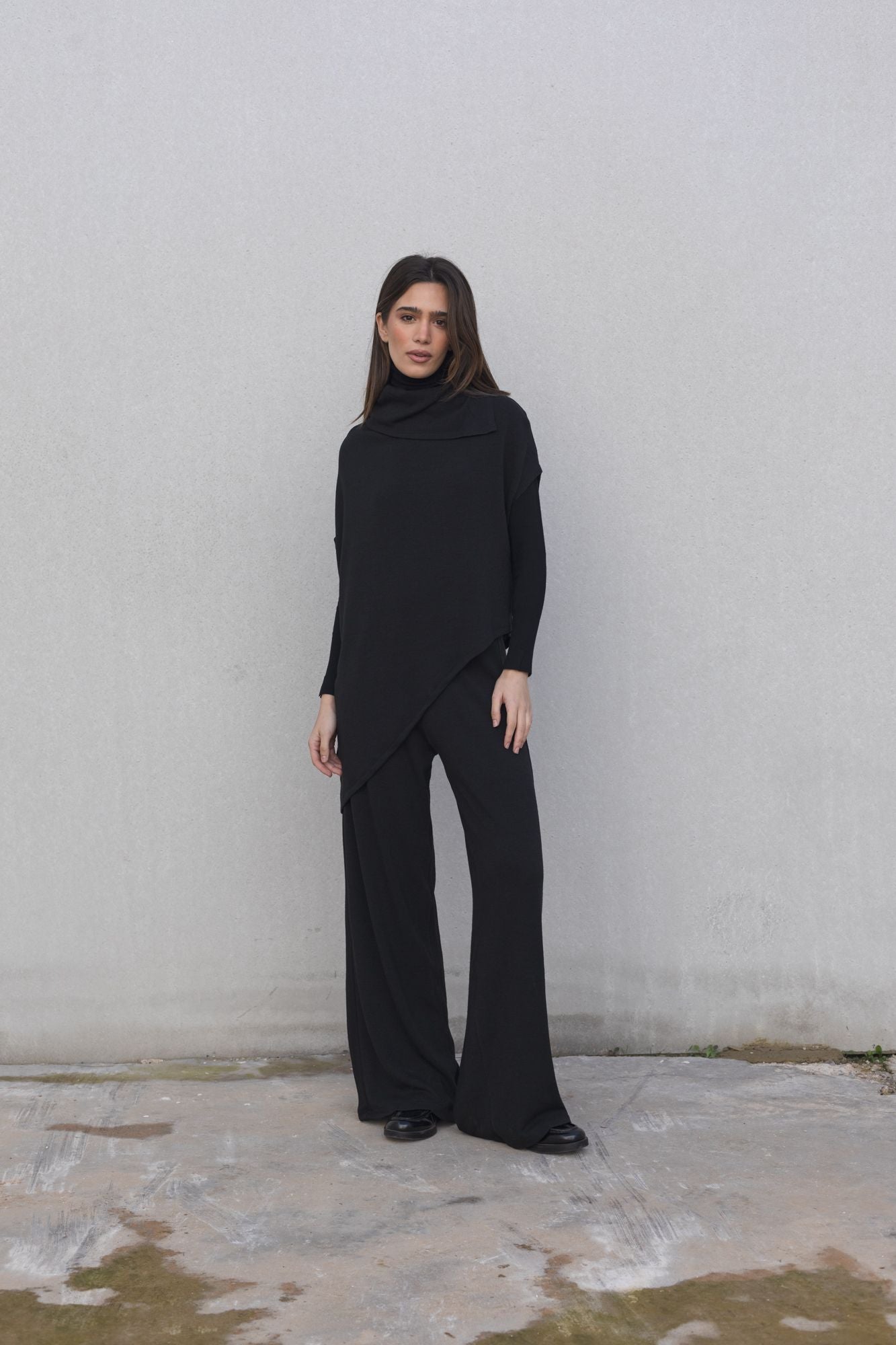 Jersey de punto de mujer en color (especificar color) con diseño de capa o poncho.