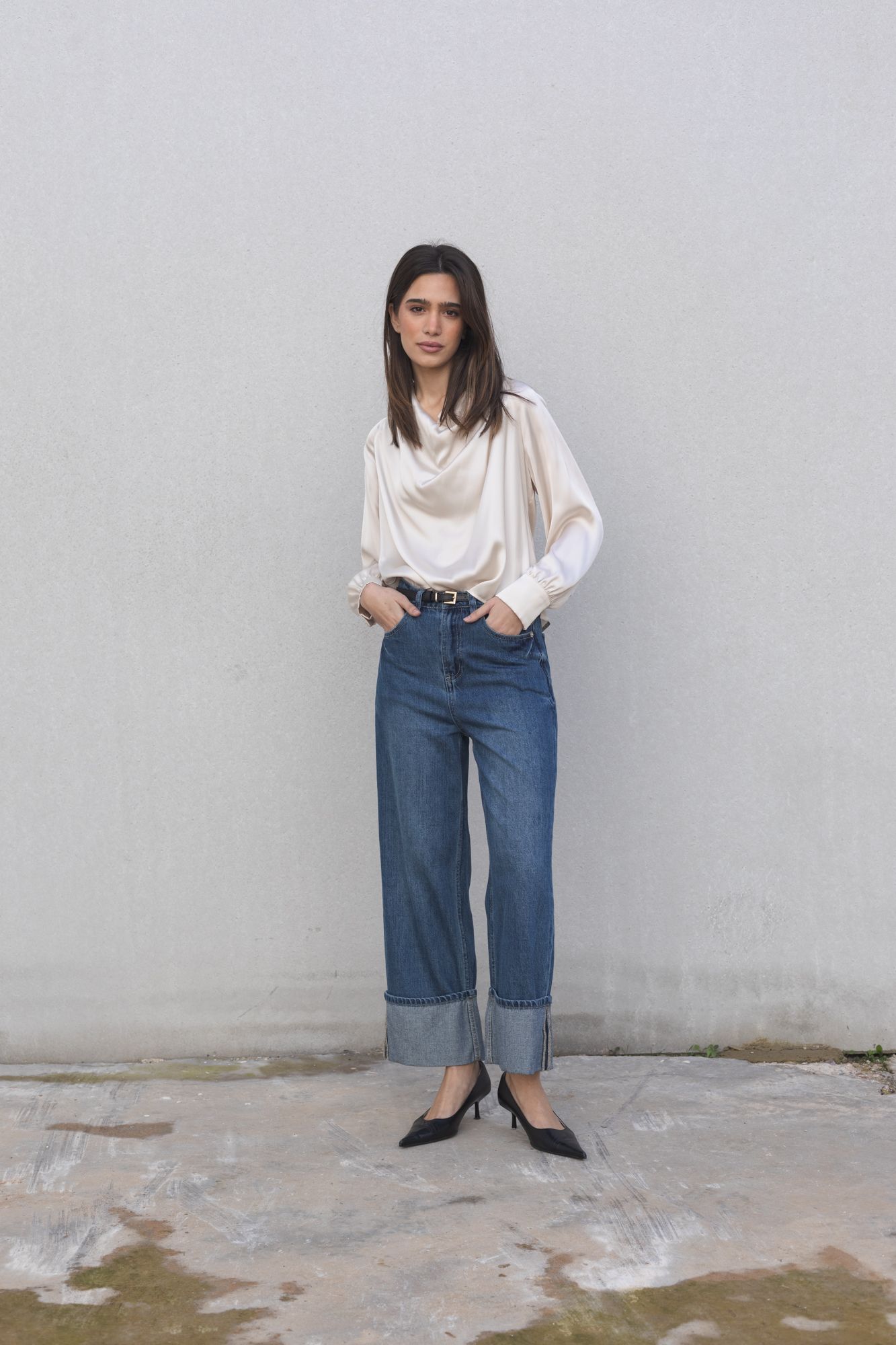 Blusa satinada elegante con lazada para mujer color crudo o beige, camisa de manga larga fluida de fiesta o de vestir chic