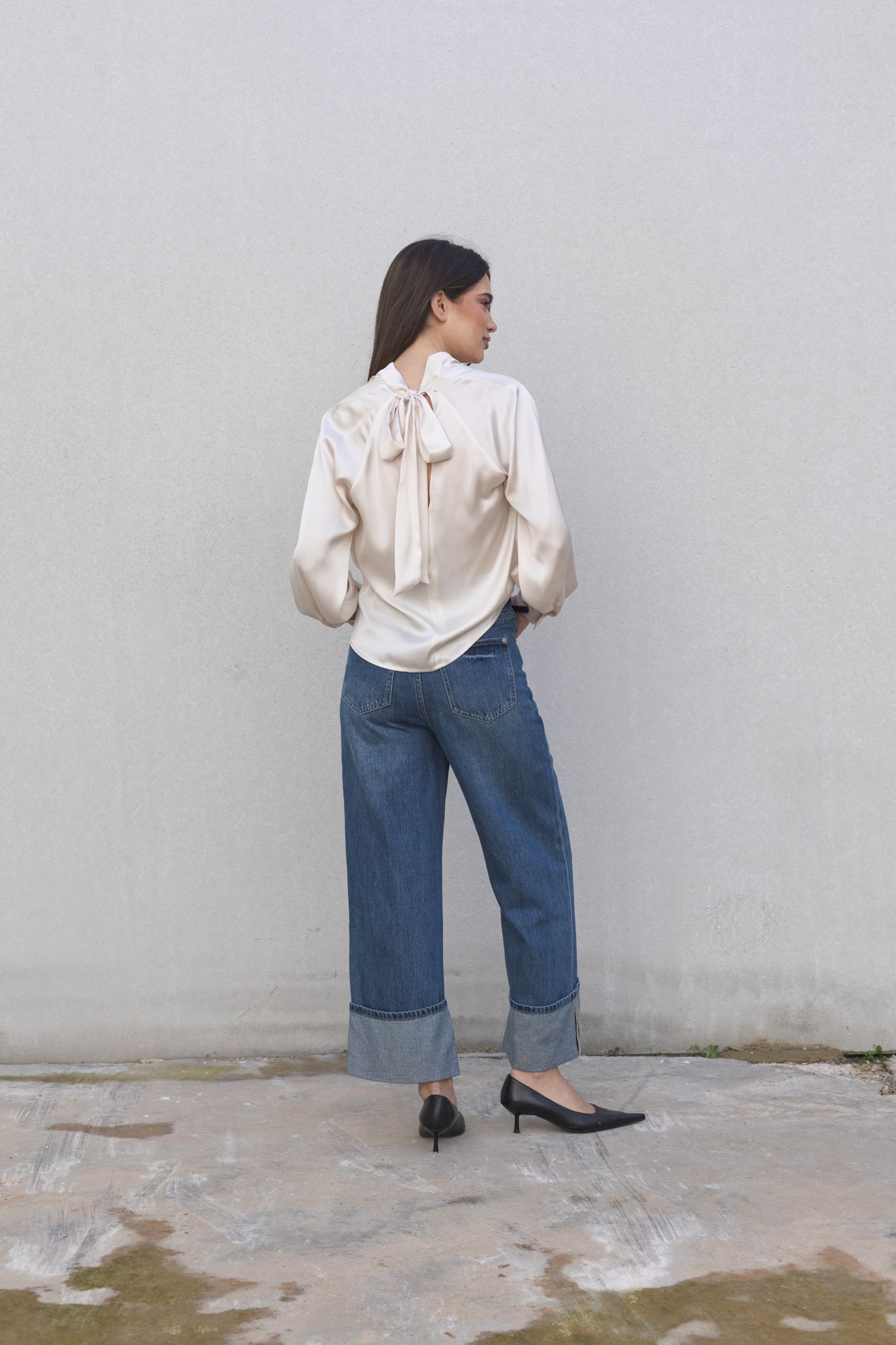 Blusa satinada elegante con lazada para mujer color crudo o beige, camisa de manga larga fluida de fiesta o de vestir chic