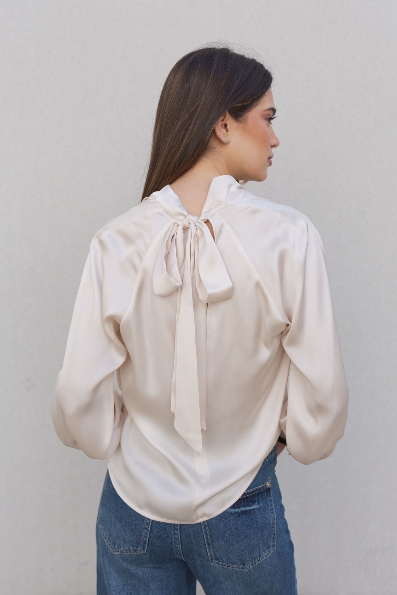 Blusa satinada elegante con lazada para mujer color crudo o beige, camisa de manga larga fluida de fiesta o de vestir chic
