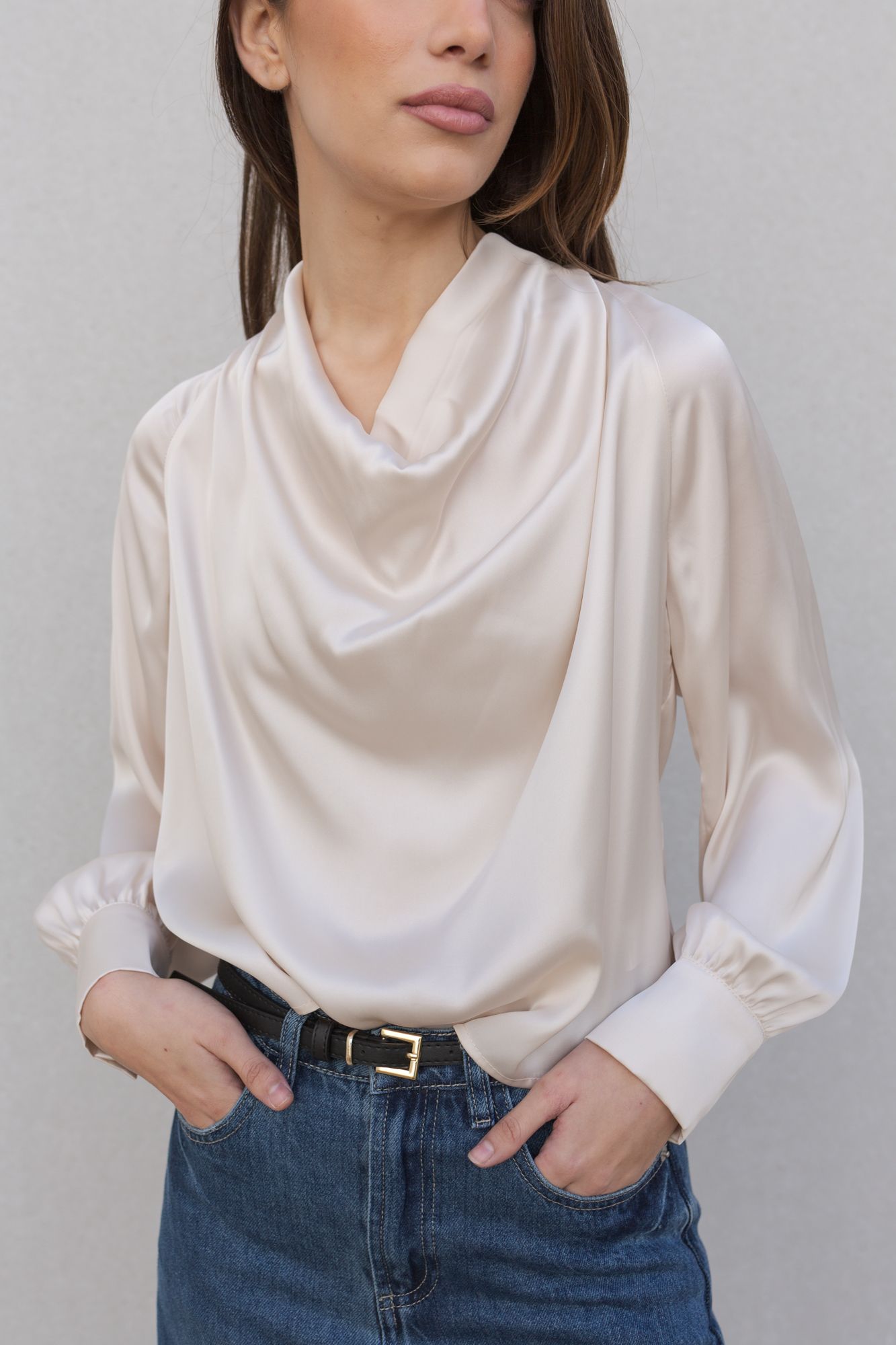 Blusa satinada elegante con lazada para mujer color crudo o beige, camisa de manga larga fluida de fiesta o de vestir chic