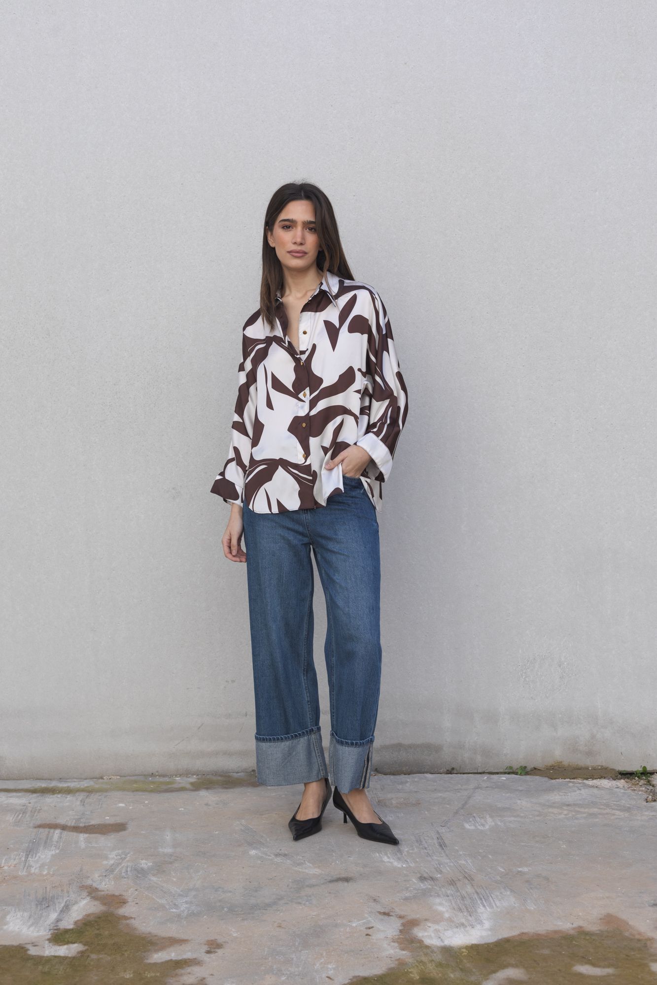 Blusa satinada con estampado de hojas marrón y caída fluida