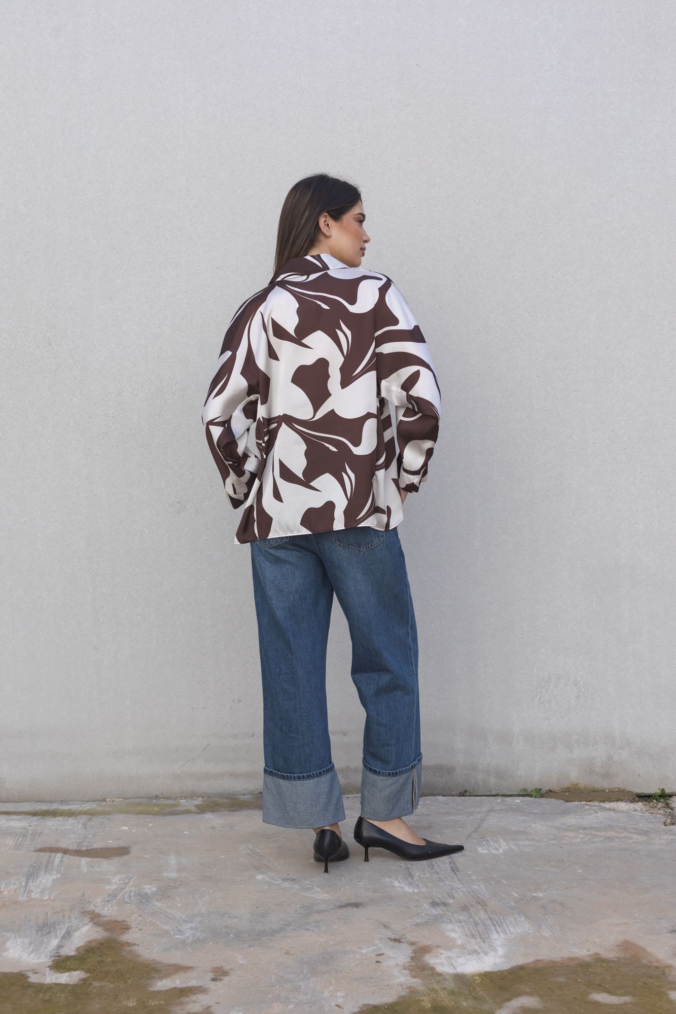 Blusa satinada con estampado de hojas marrón y caída fluida