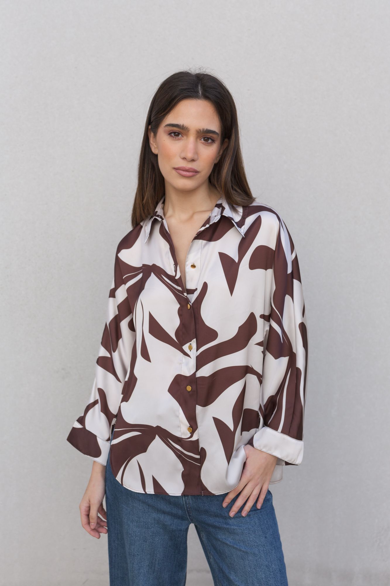 Blusa de mujer con acabado satinado y estampado (especificar tipo de estampado).