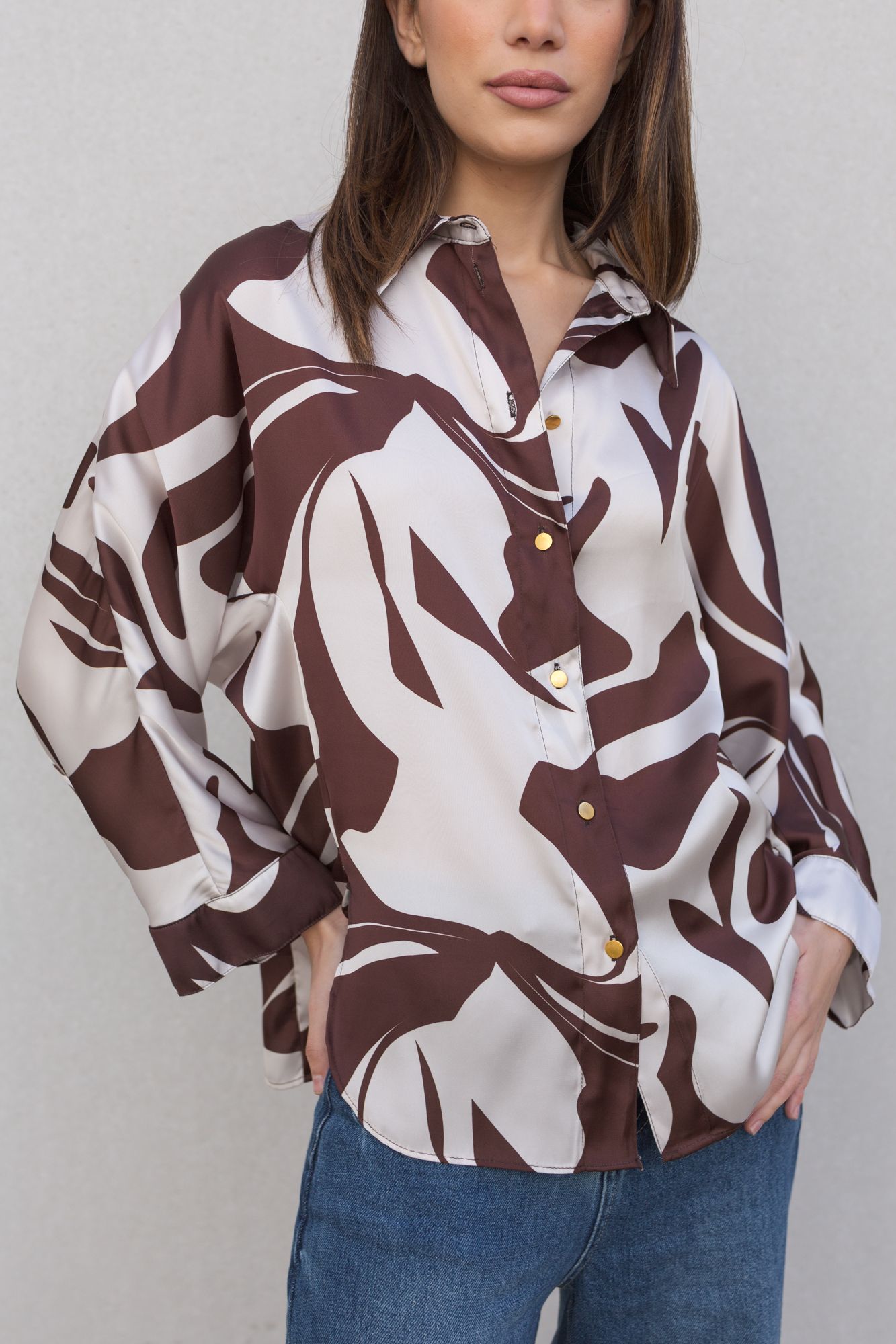 Blusa satinada con estampado de hojas marrón y caída fluida