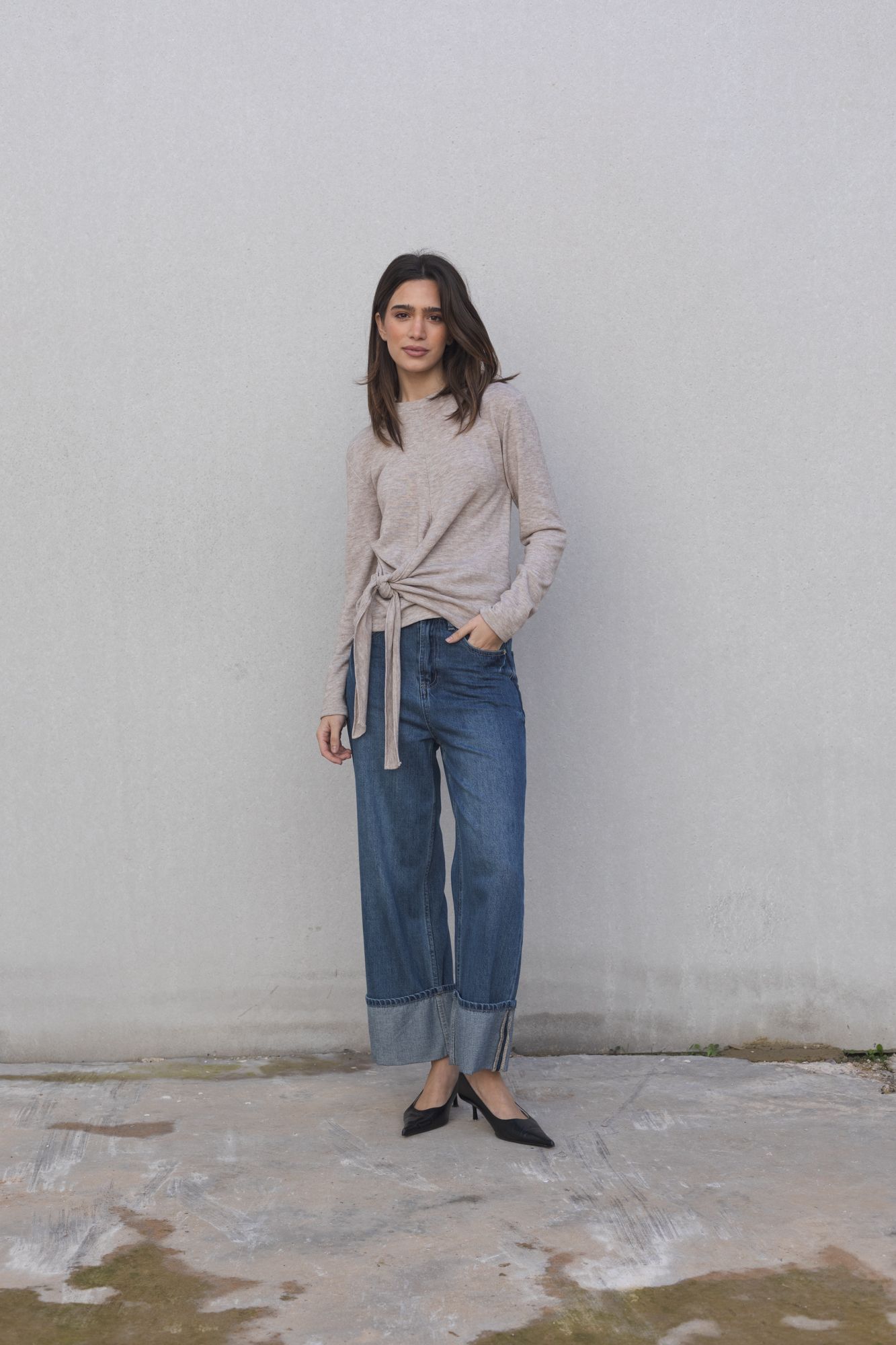 Camiseta básica de manga corta y cuello redondo con detalle de nudo en el abdomen.