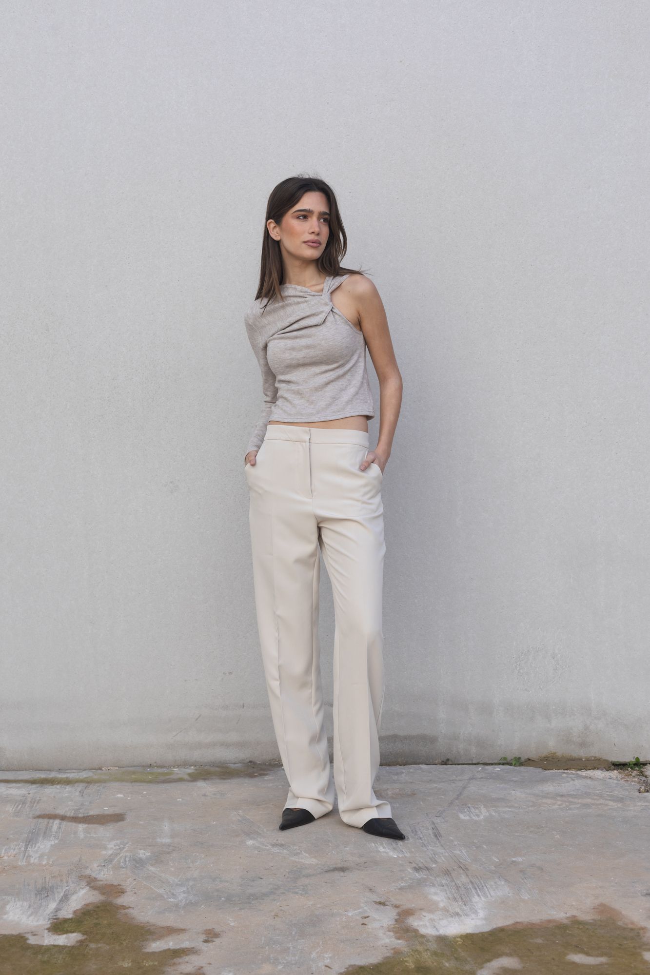 Pantalón de corte recto en color coral intenso para mujer