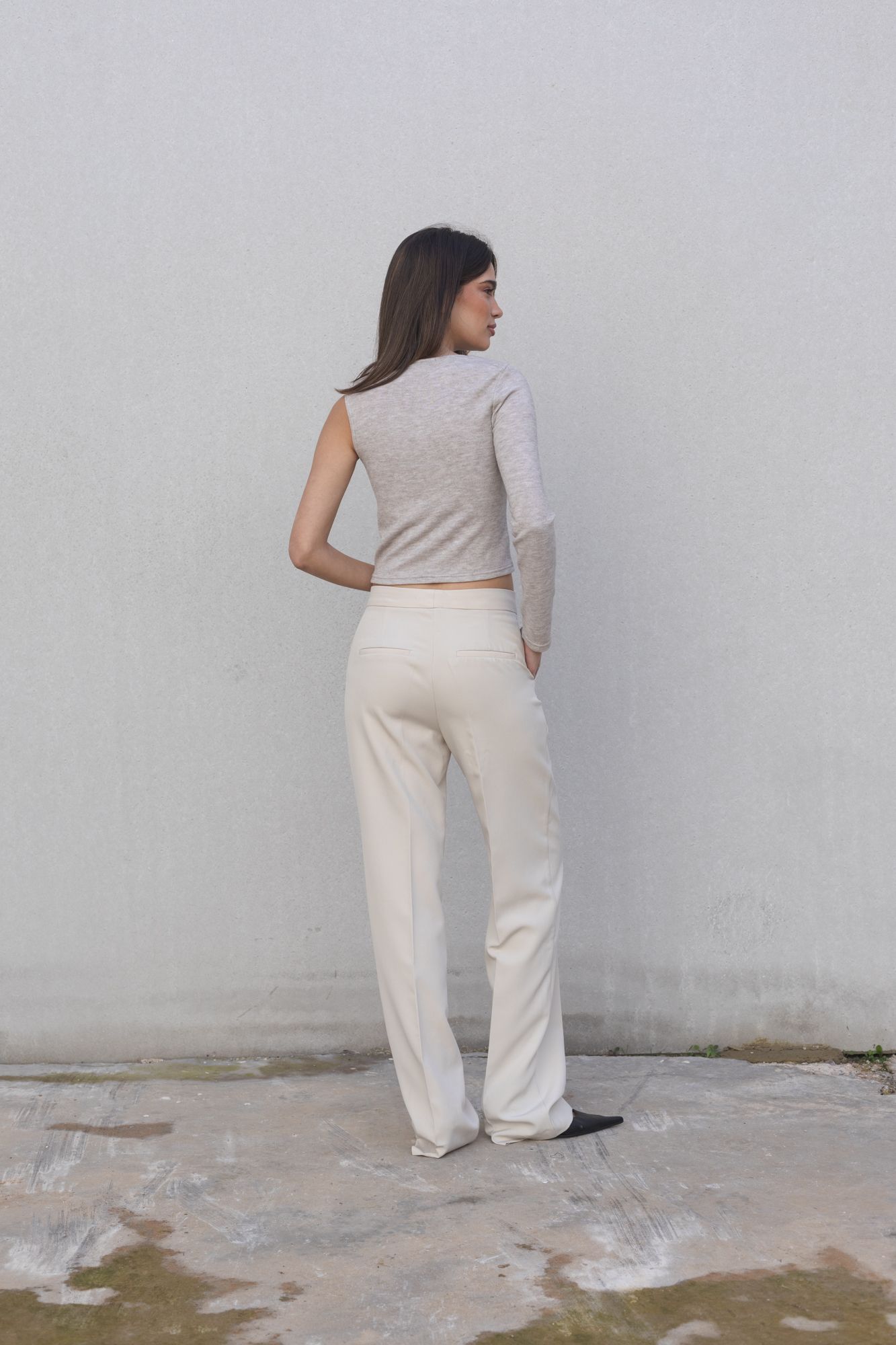 Pantalón de corte recto en color coral intenso para mujer