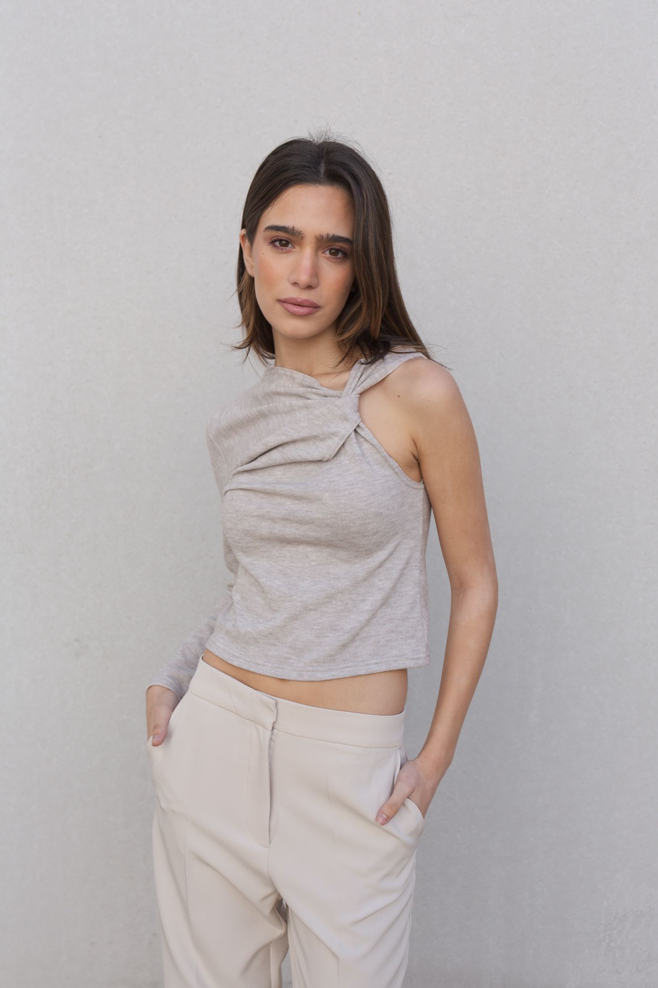 Pantalón de corte recto en color coral intenso para mujer