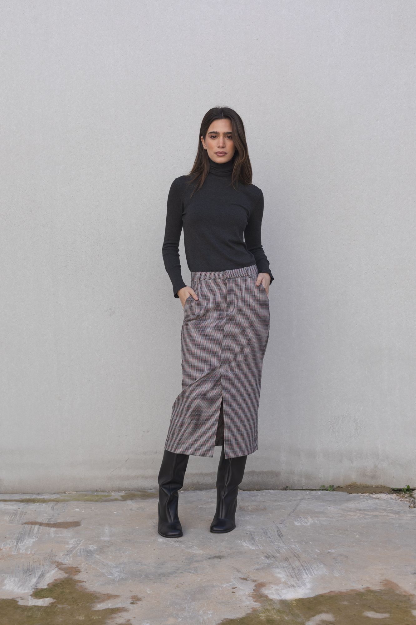 Falda midi de corte recto con estampado pata de gallo en color (especificar).