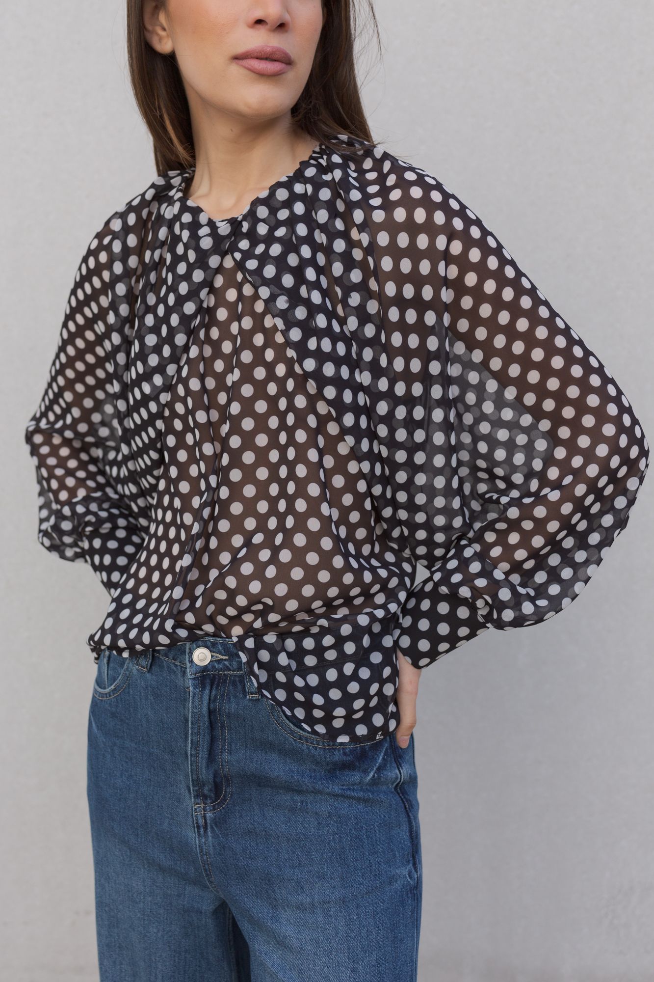 Blusa de manga larga o corta (especificar) con estampado de lunares en fondo (especificar color).