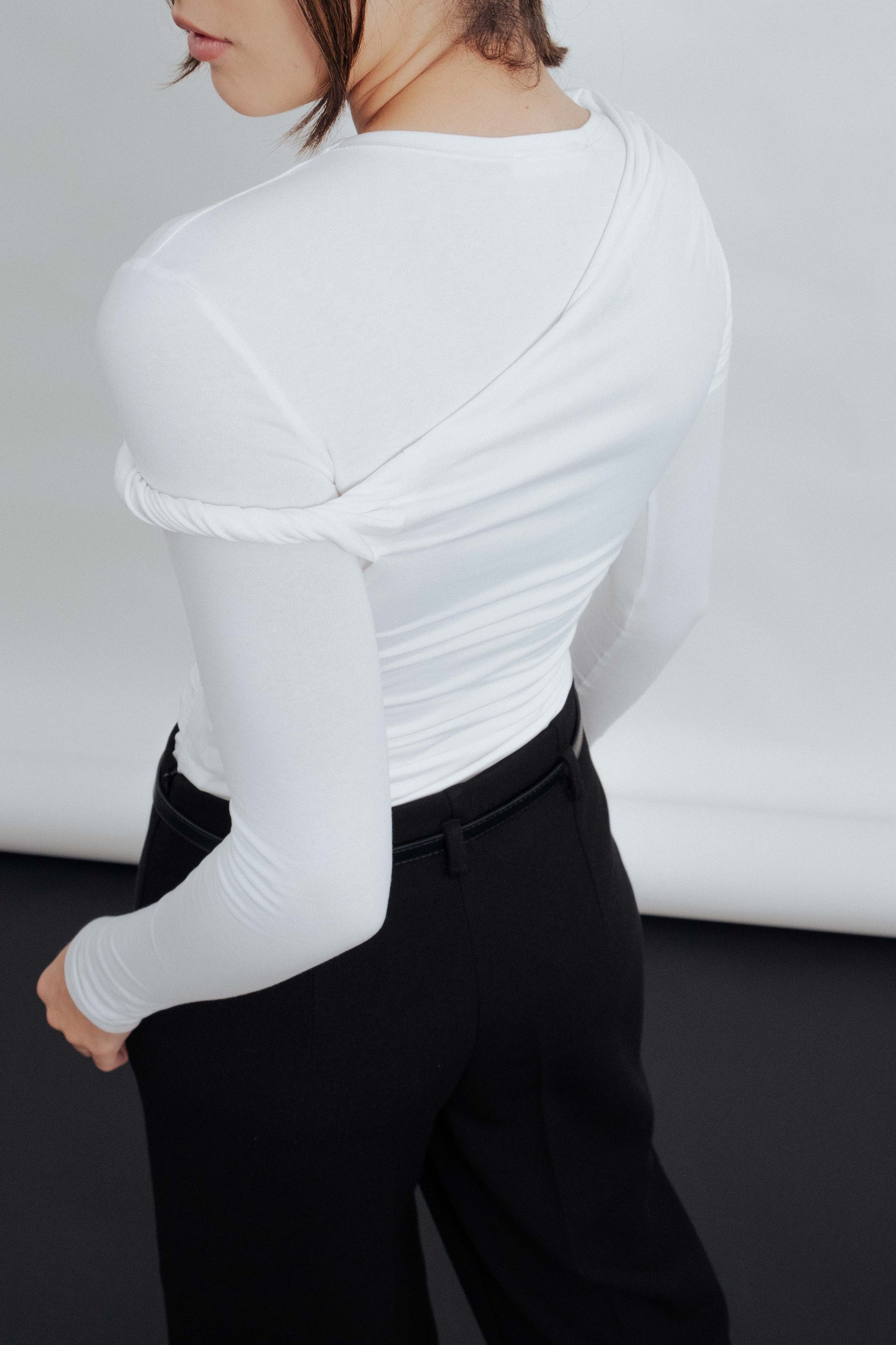 Body asimétrico de color crudo para mujer diseño minimalista
