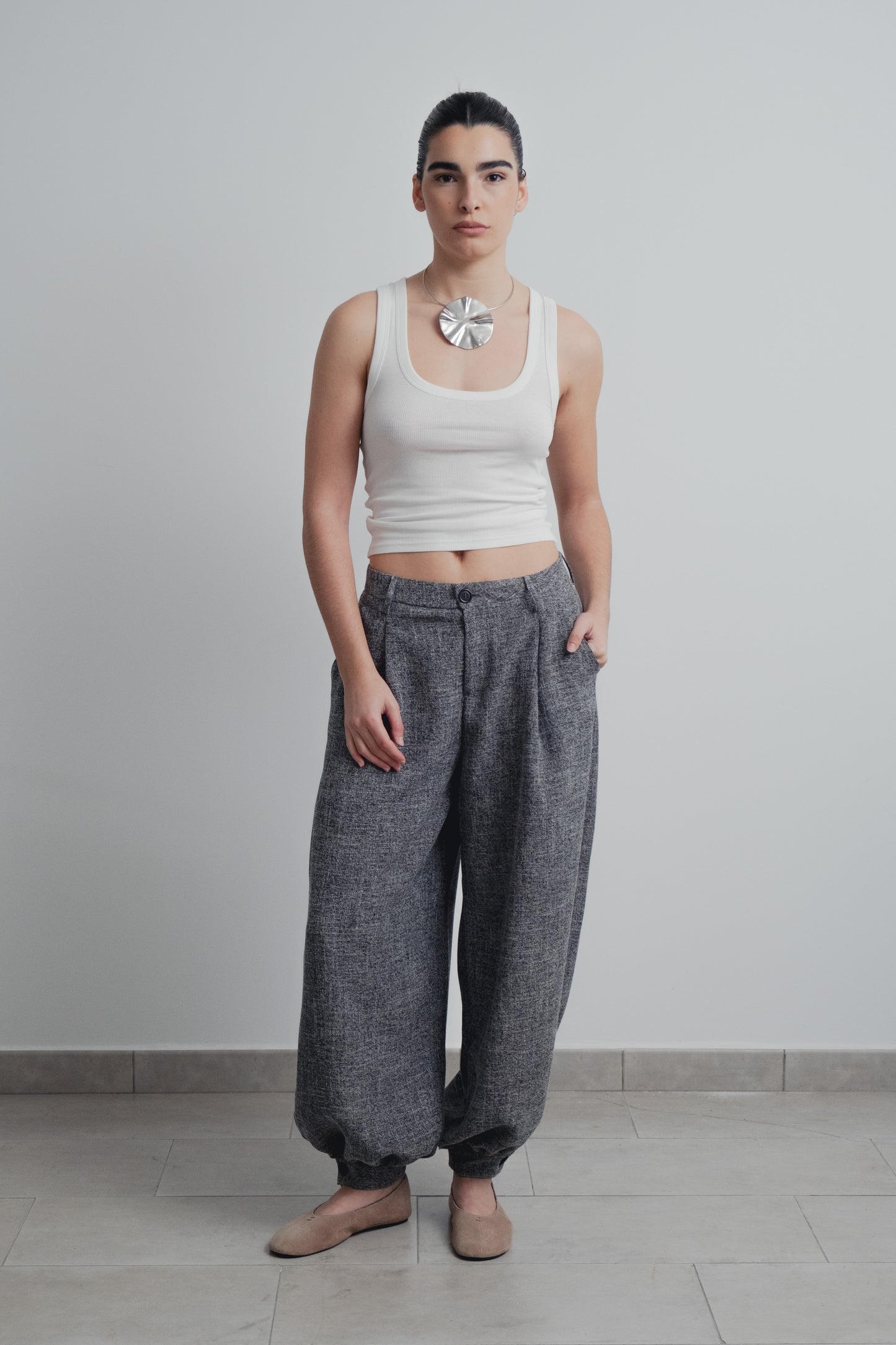 Pantalón estructura bombacho negro con puño diseño español
