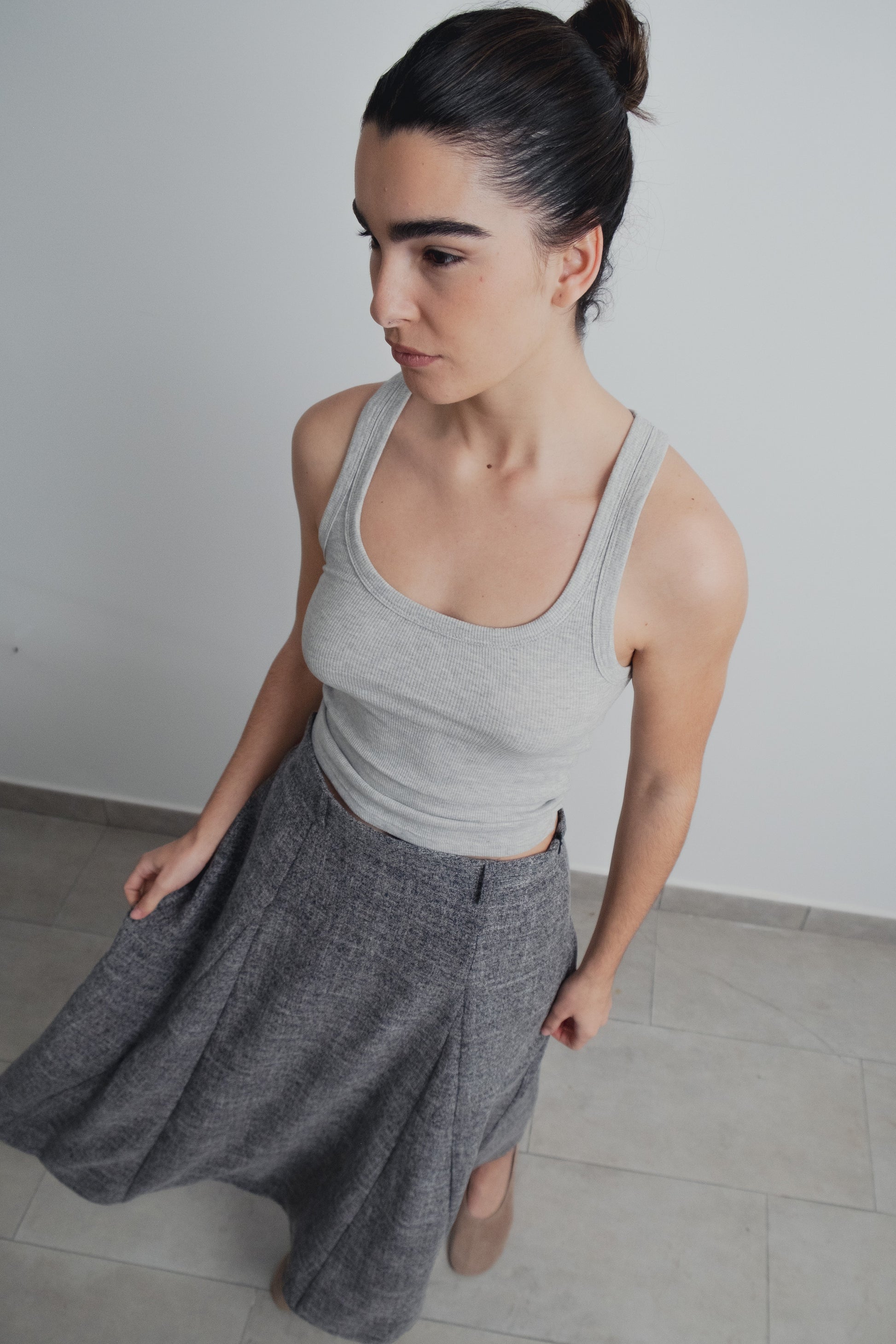 Falda midi estructura negra de tiro alto con diseño español