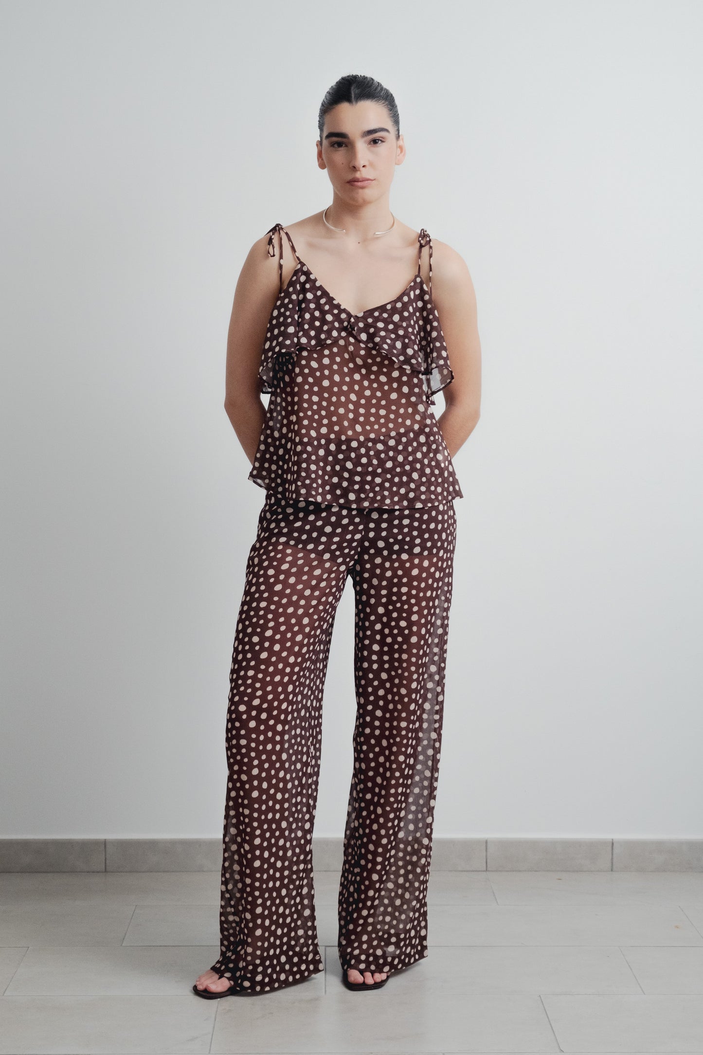 Top elegante de fiesta con volantes y estampado para mujer marrón, blusa sin mangas cuello fluido chic casual de verano