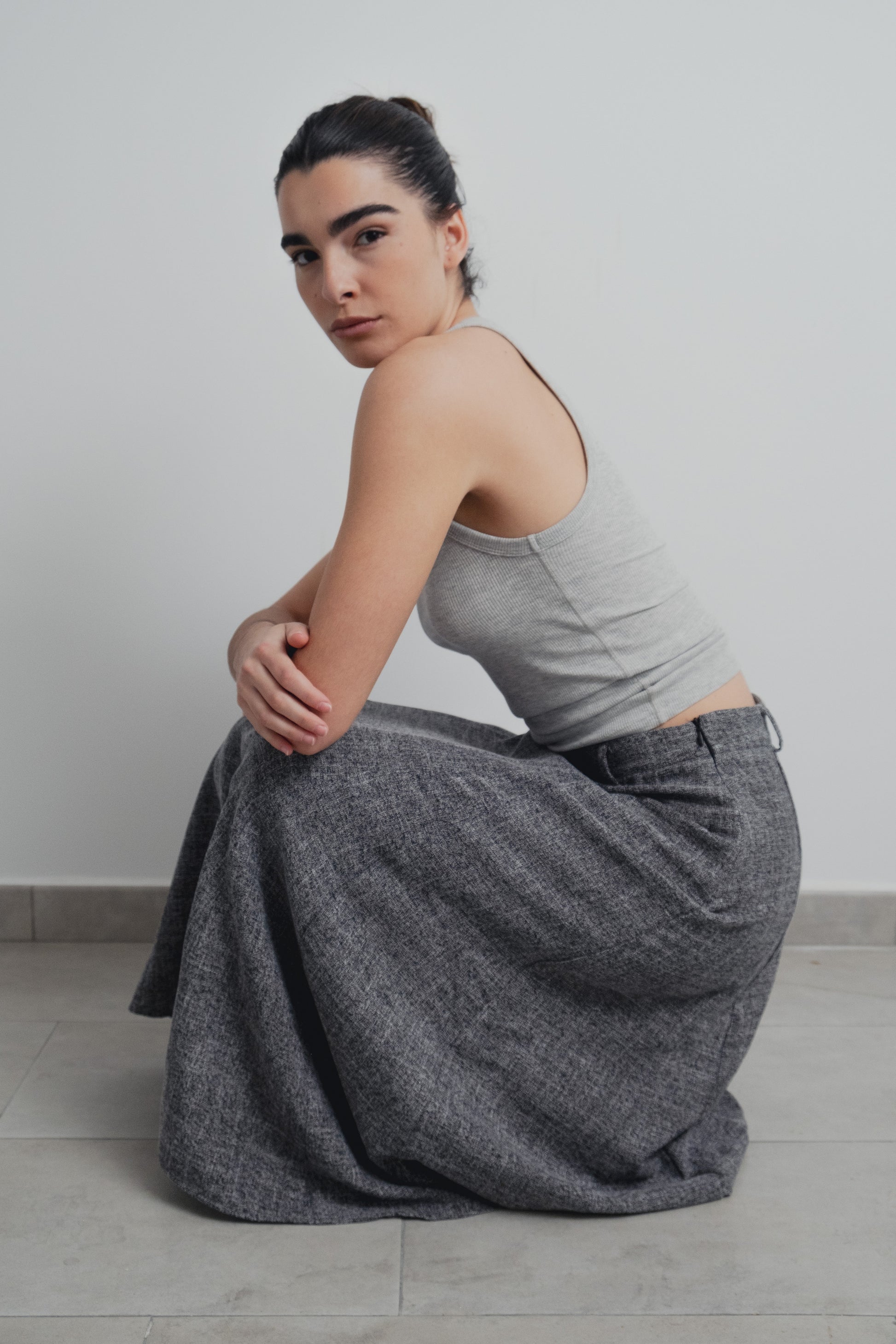Falda midi estructura negra de tiro alto con diseño español