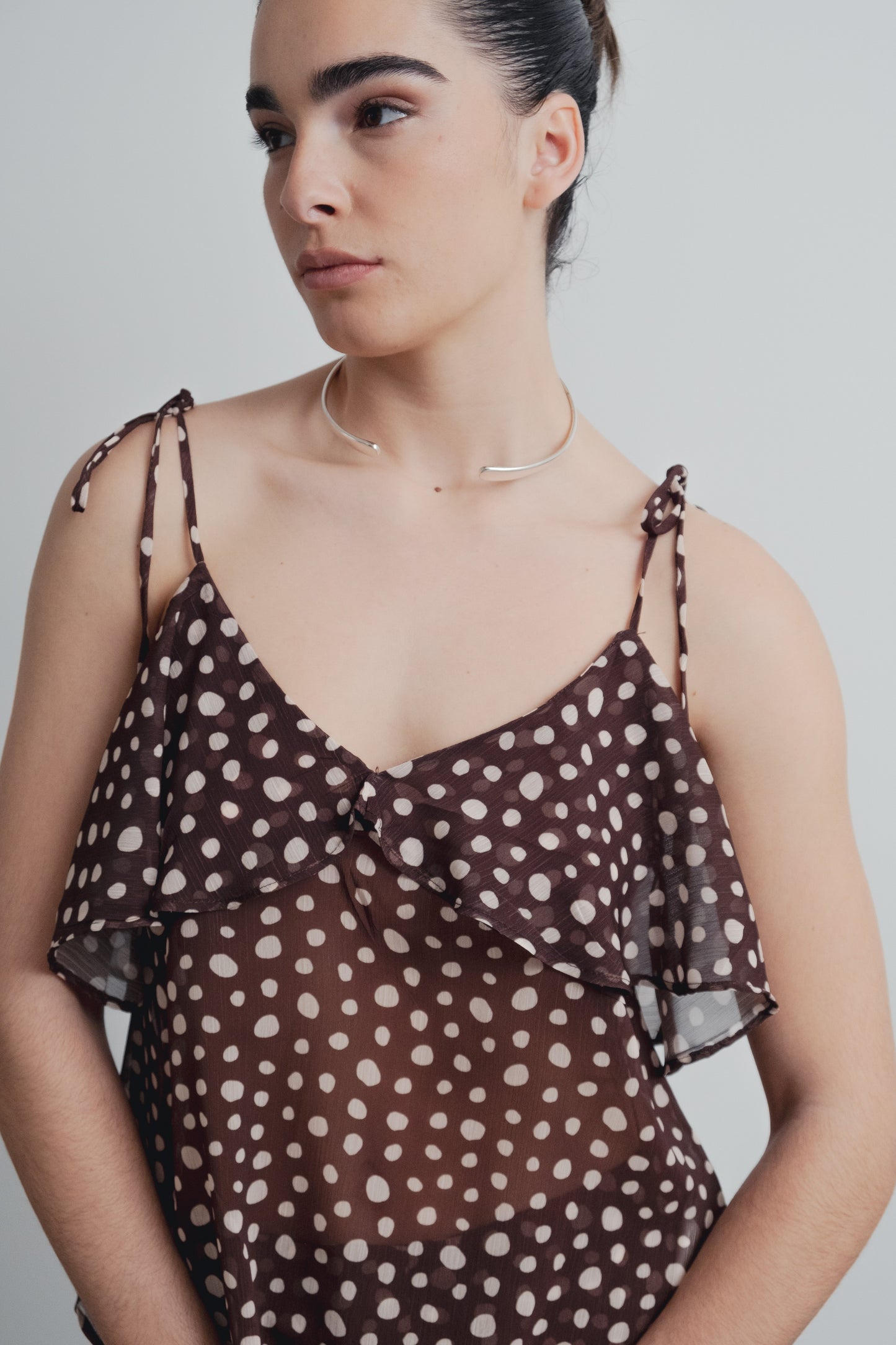 Top elegante de fiesta con volantes y estampado para mujer marrón, blusa sin mangas cuello fluido chic casual de verano