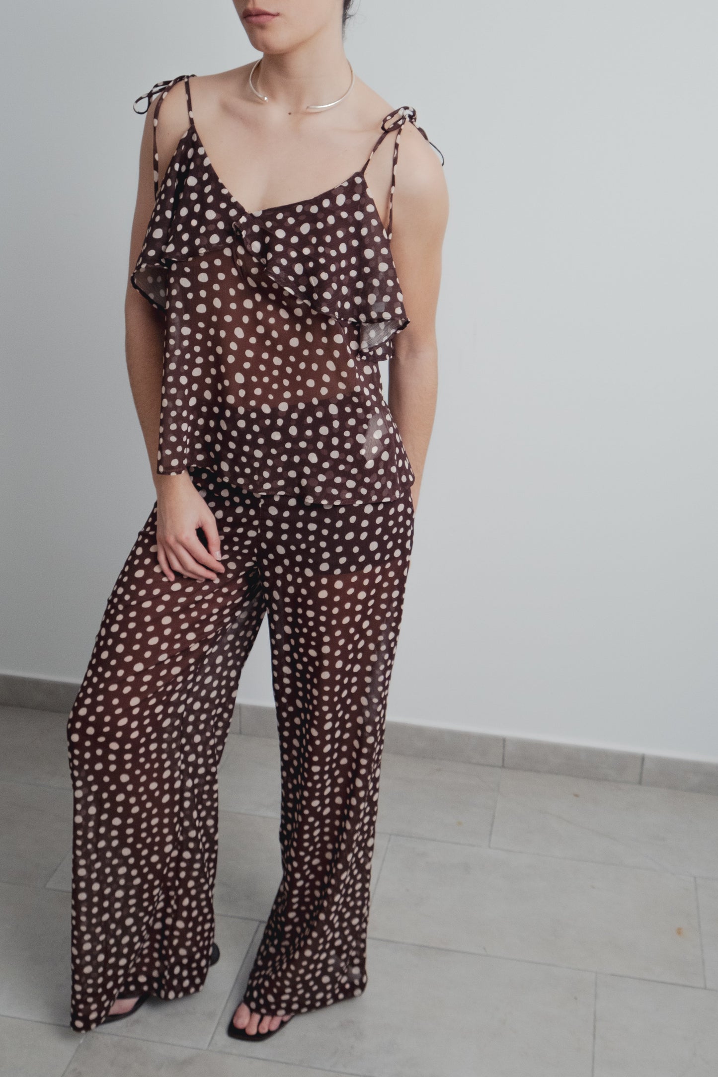 Top elegante de fiesta con volantes y estampado para mujer marrón, blusa sin mangas cuello fluido chic casual de verano
