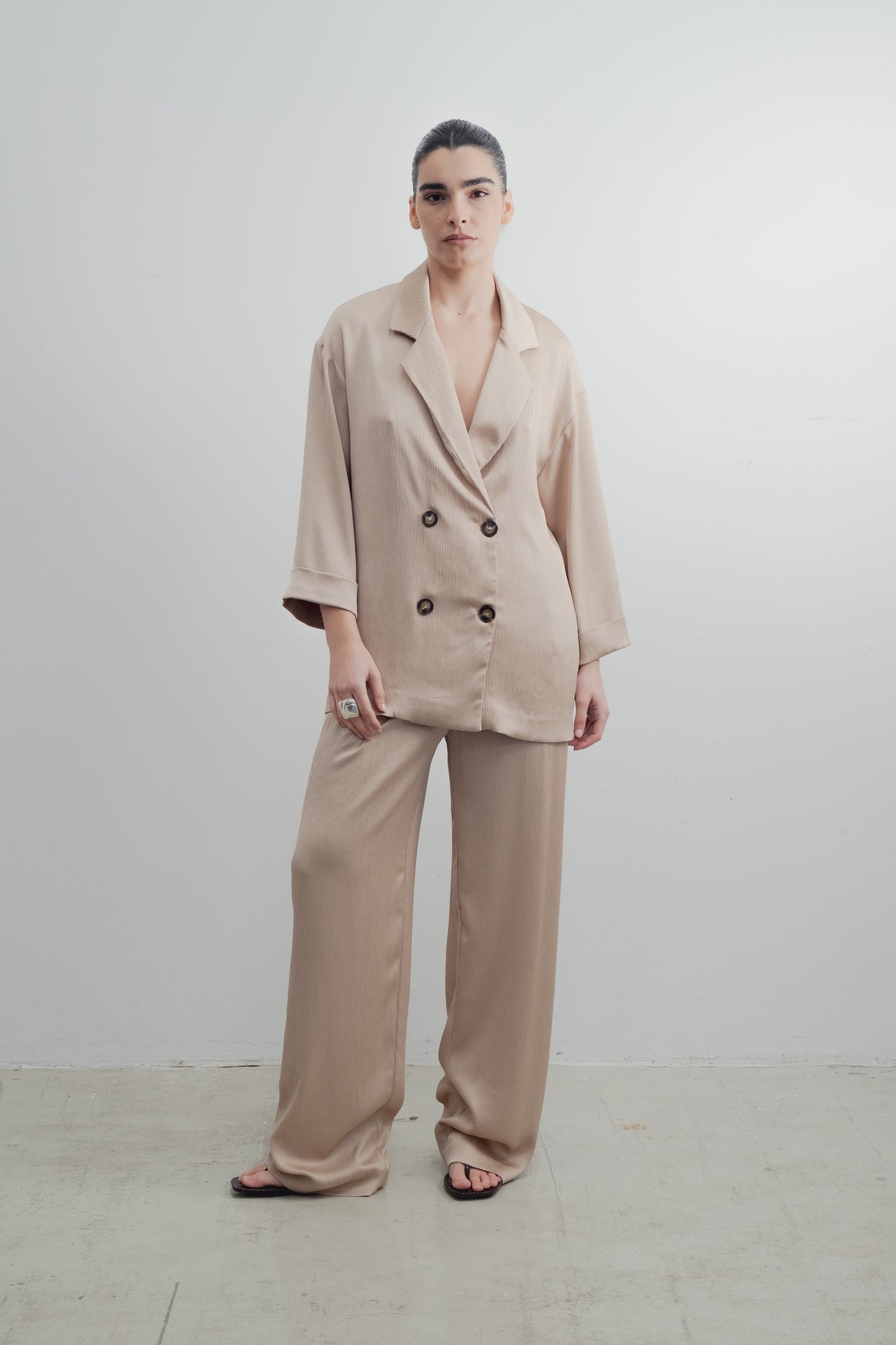 Blazer satinada beige de cierre cruzado diseño español