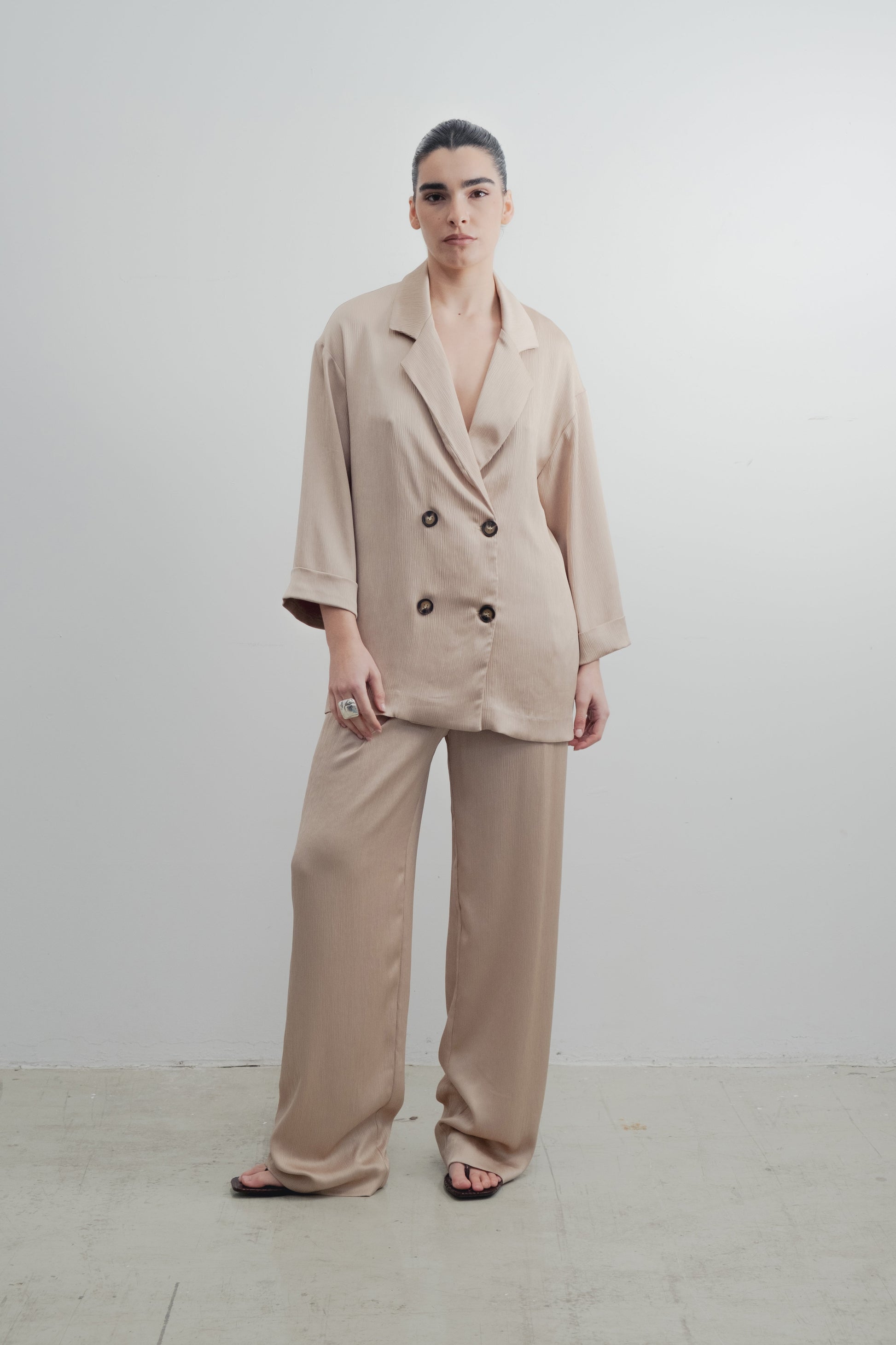 Blazer satinada beige de cierre cruzado diseño español