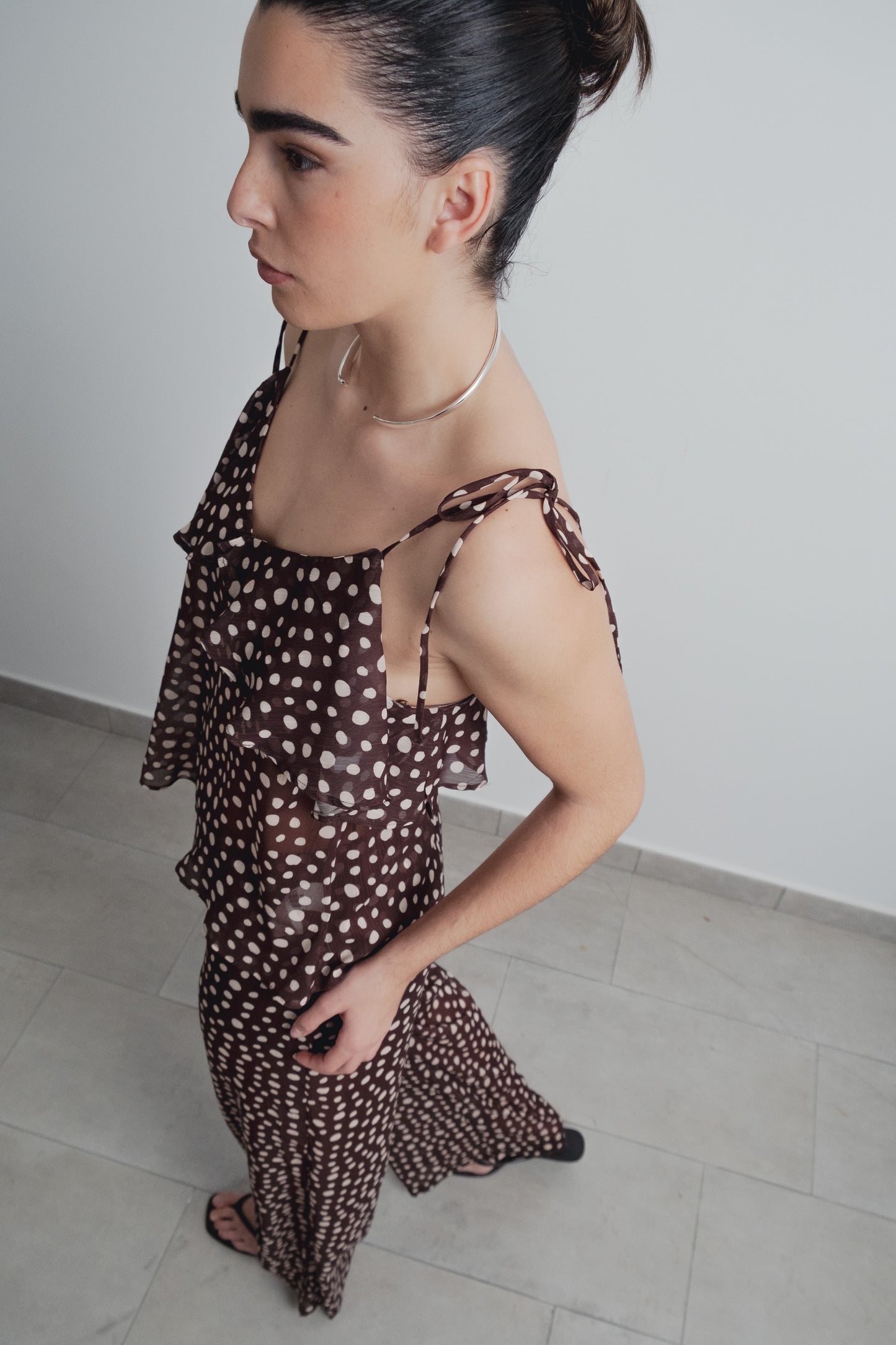 Top elegante de fiesta con volantes y estampado para mujer marrón, blusa sin mangas cuello fluido chic casual de verano