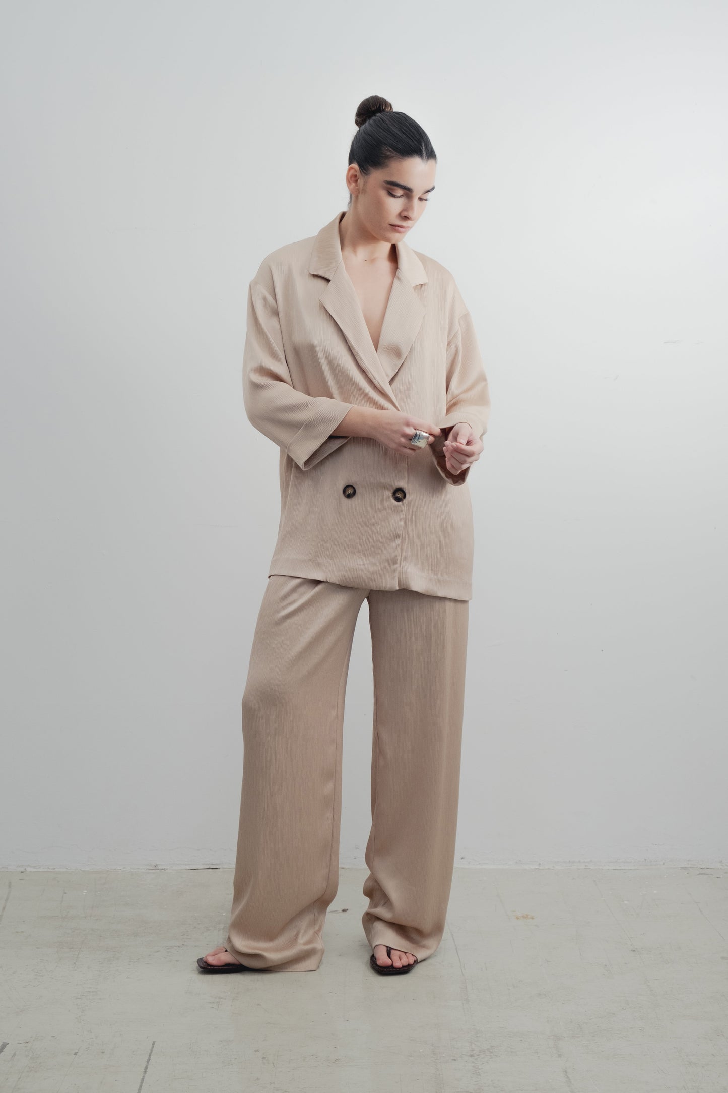 Pantalón fluido satinado beige de tiro alto diseño español