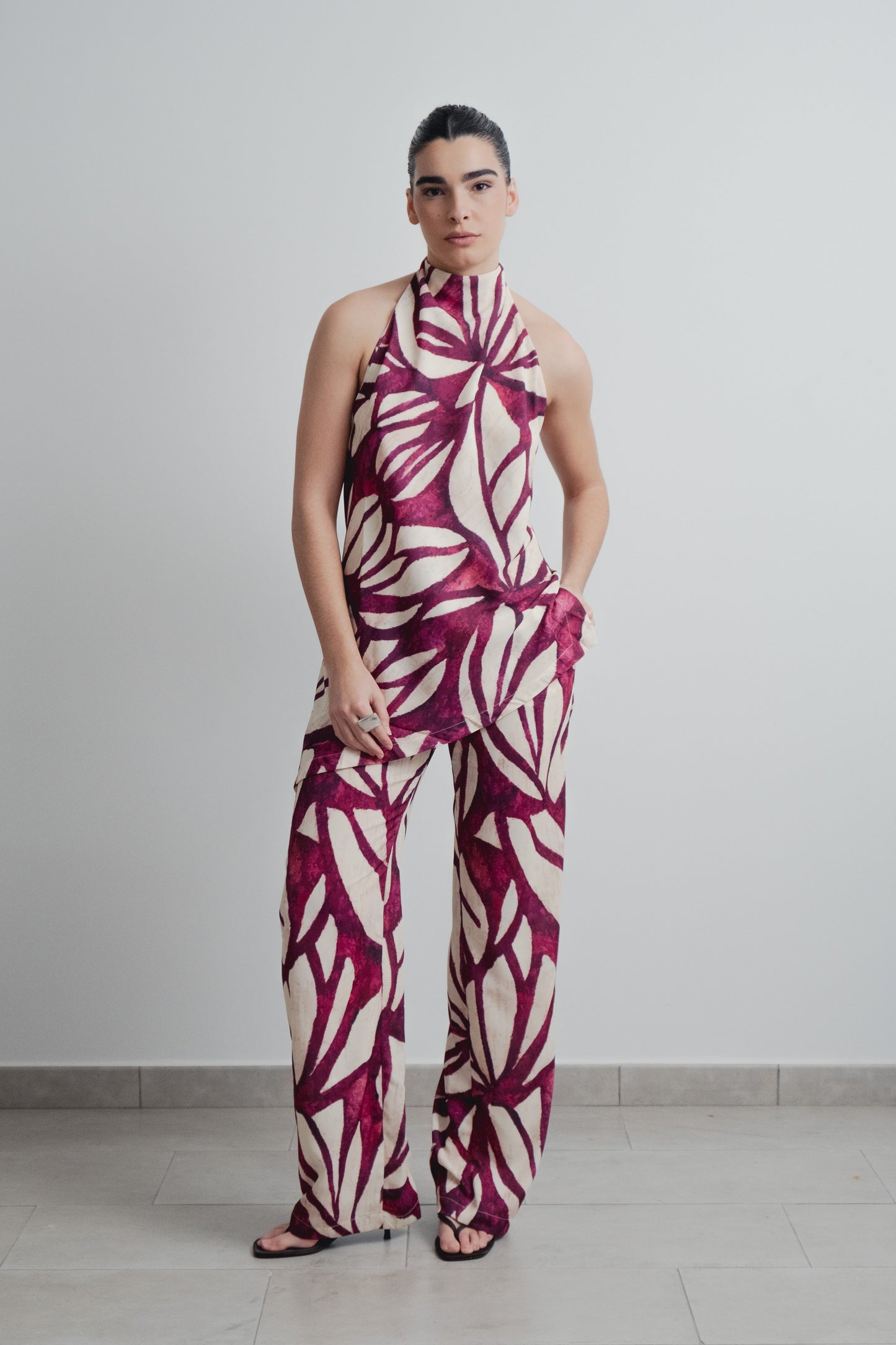 Top de cuello halter elegante para mujer color burdeos con estampado abstracto, cuerpo fluido sin mangas de fiesta o casual elevado