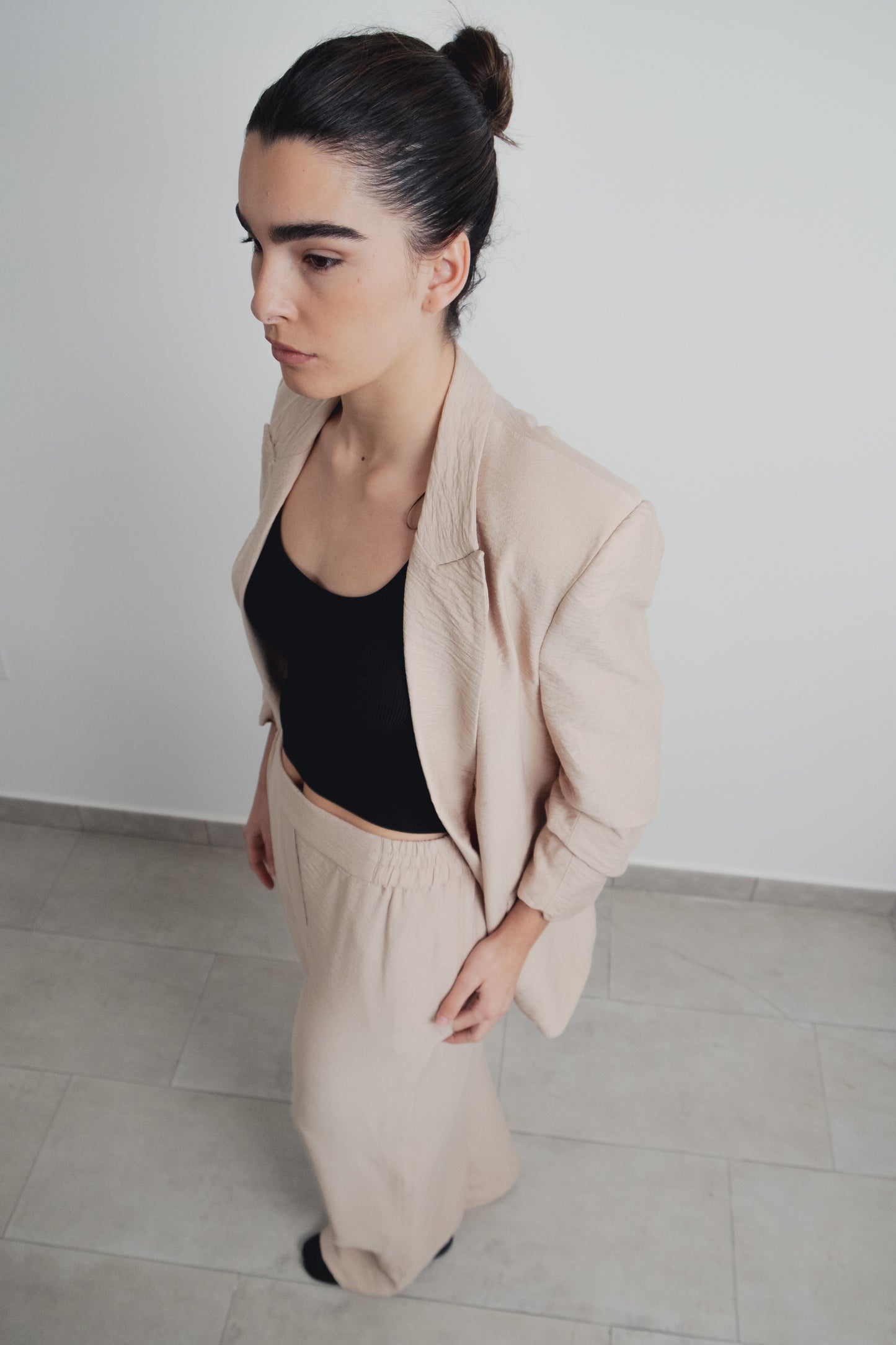 Pantalón fluido liso de pernera ancha y caída ligera