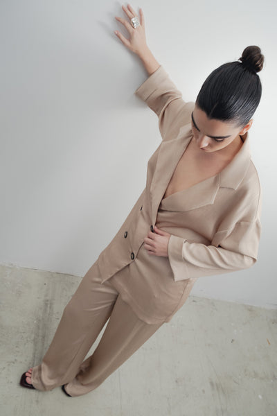 Blazer satinada beige de cierre cruzado diseño español