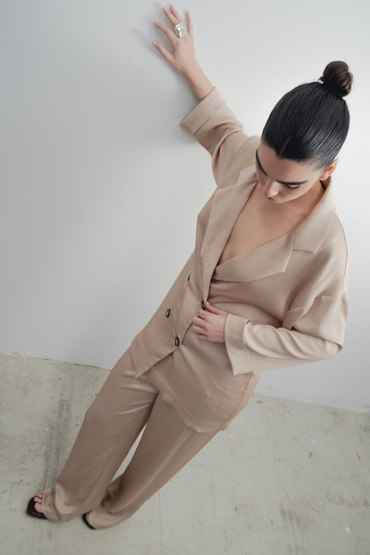 Blazer satinada beige de cierre cruzado diseño español