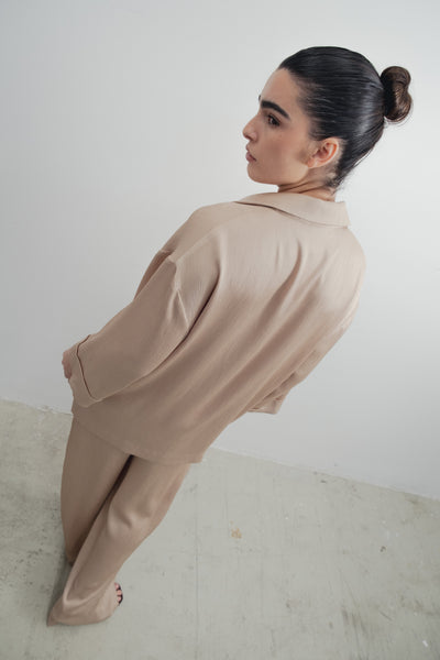 Pantalón fluido satinado beige de tiro alto diseño español