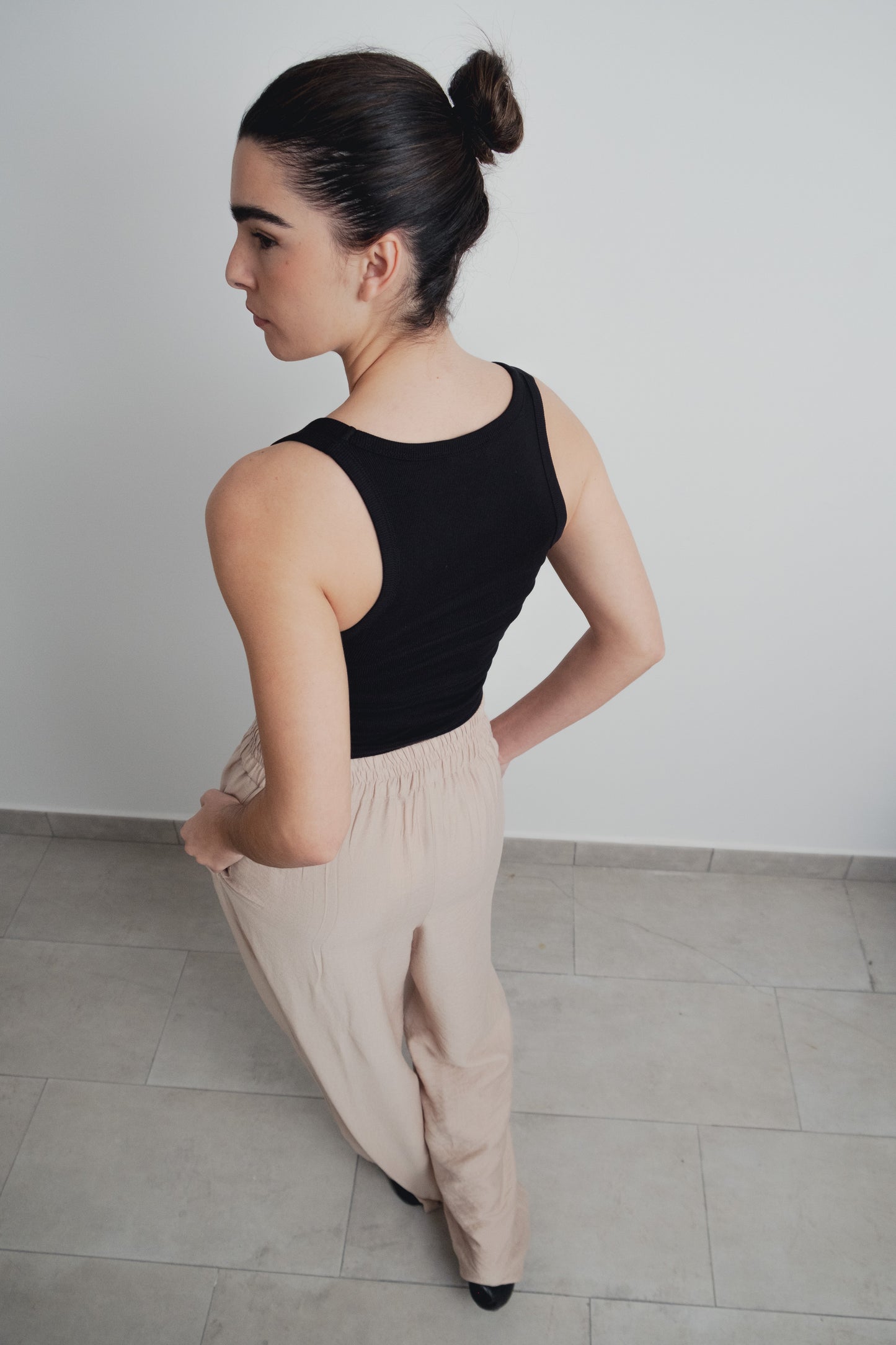 Pantalón fluido liso de pernera ancha y caída ligera